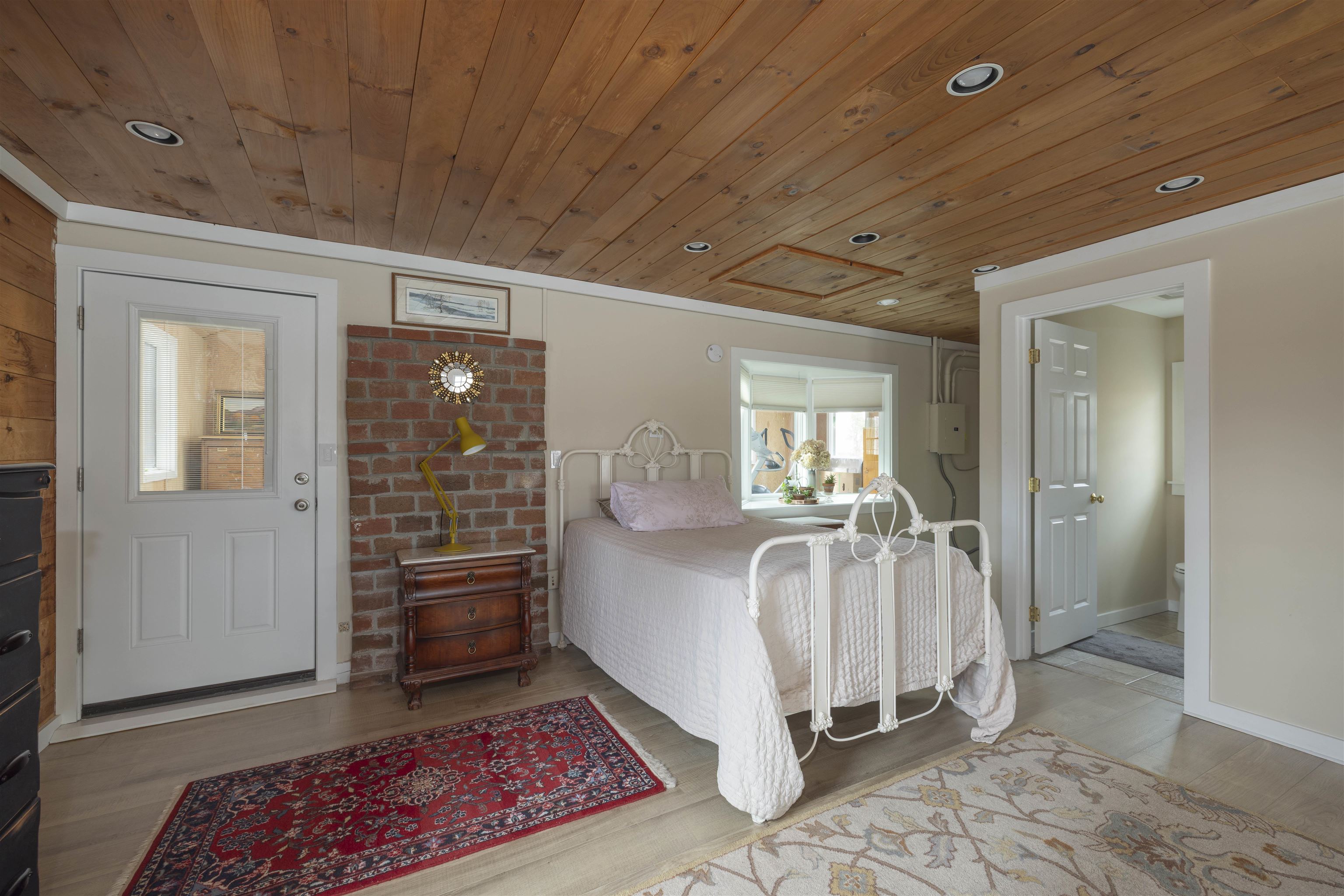 1042 Main St, Sunapee, NH 03751