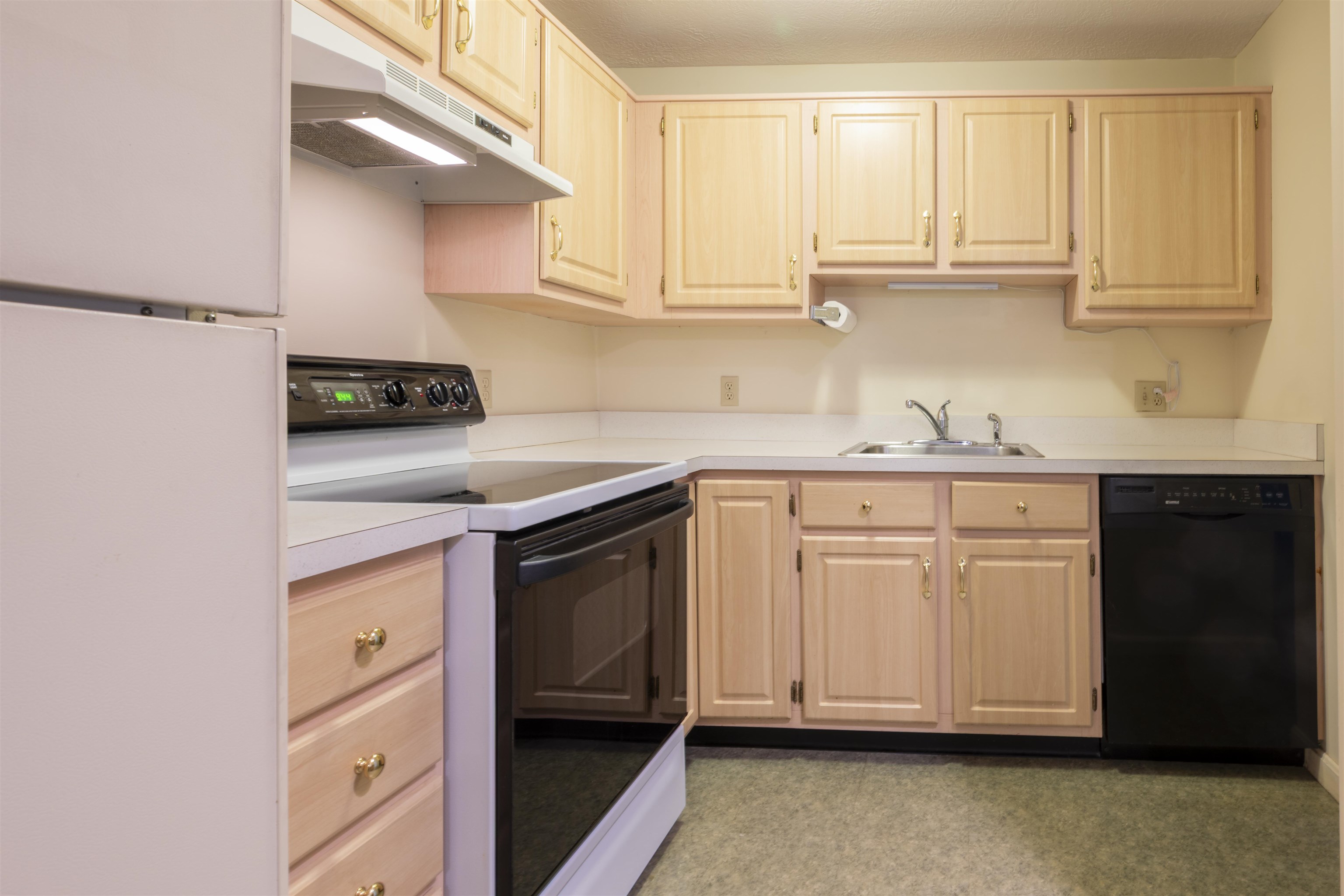 3 Timberwood Dr, Goffstown, NH 03045