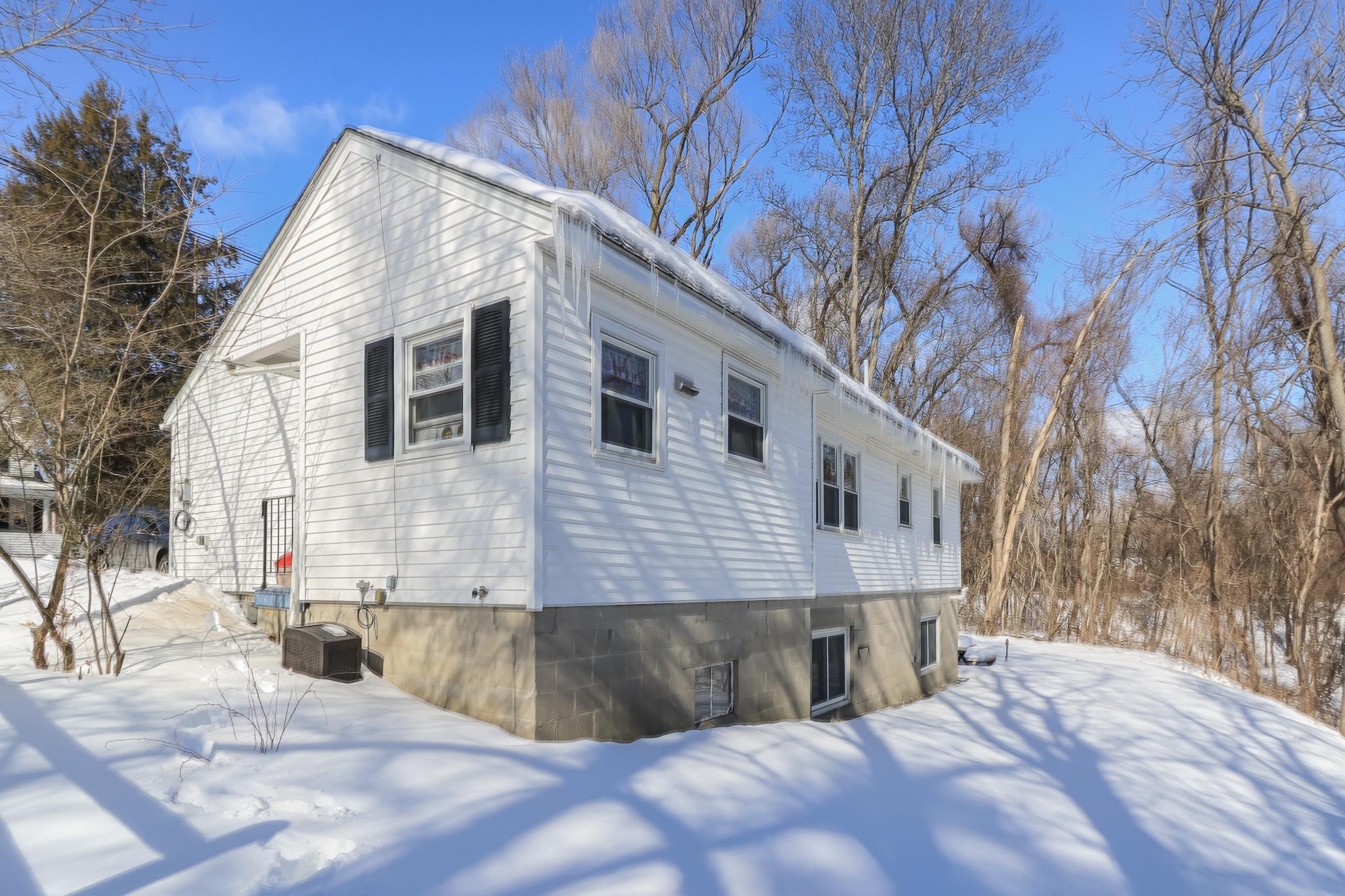 335 S Main St, Concord, NH 03301