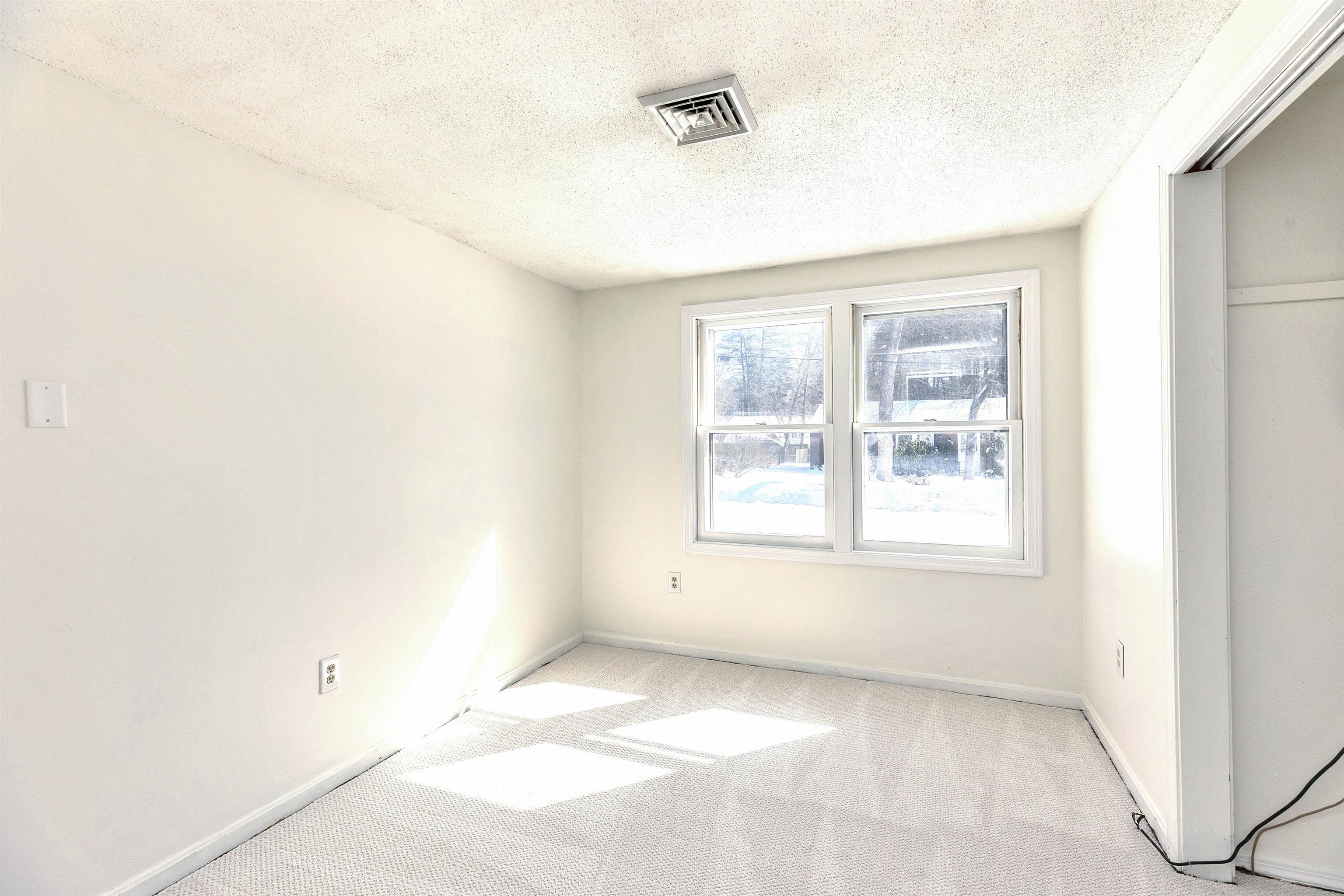 4 Burlington Rd, Nashua, NH 03062-3504