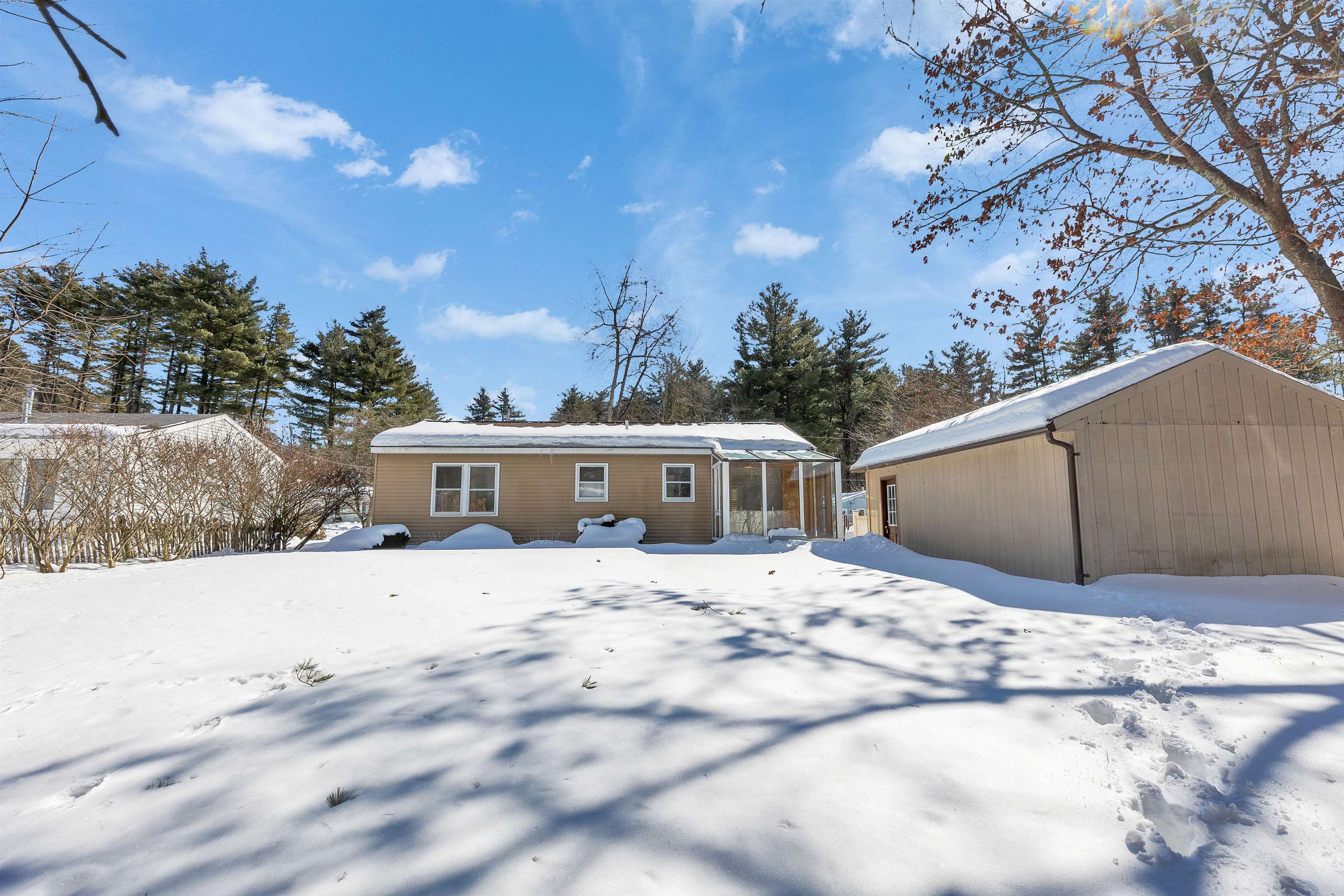 4 Burlington Rd, Nashua, NH 03062-3504