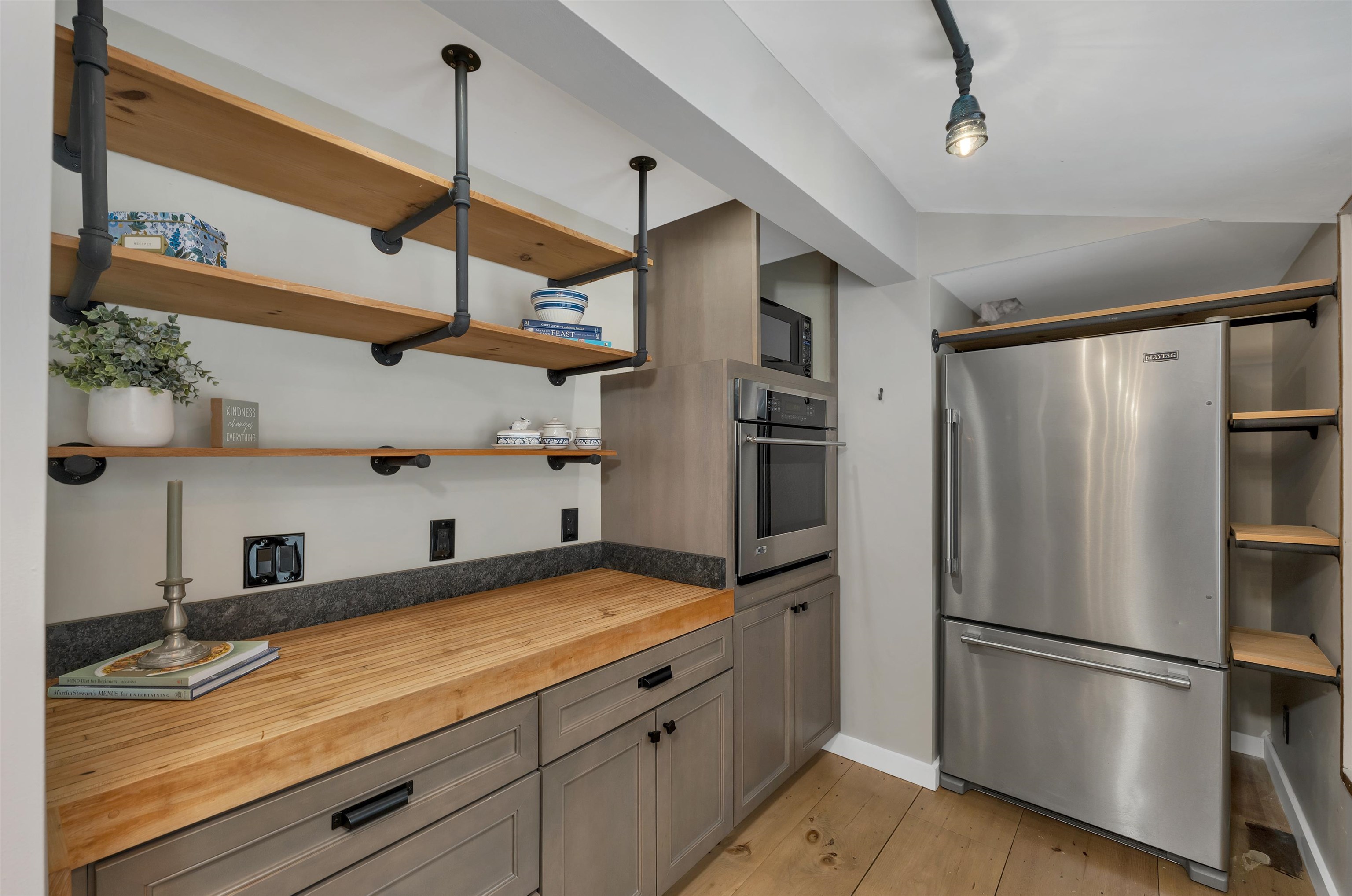 11 Birch Ledge Rd, Meredith, NH 03253