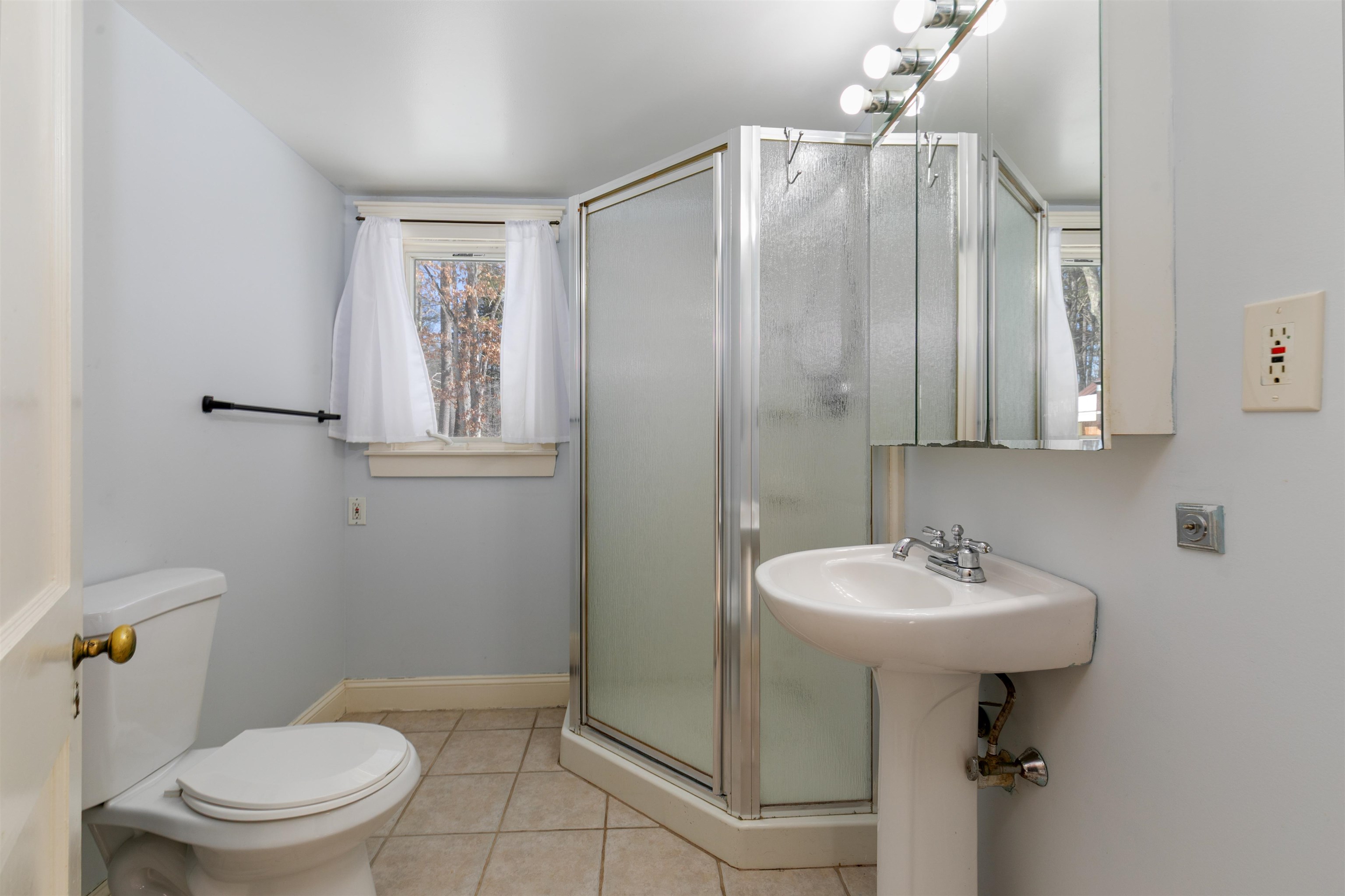 19 Maple Ave, Newton, NH 03858-3107