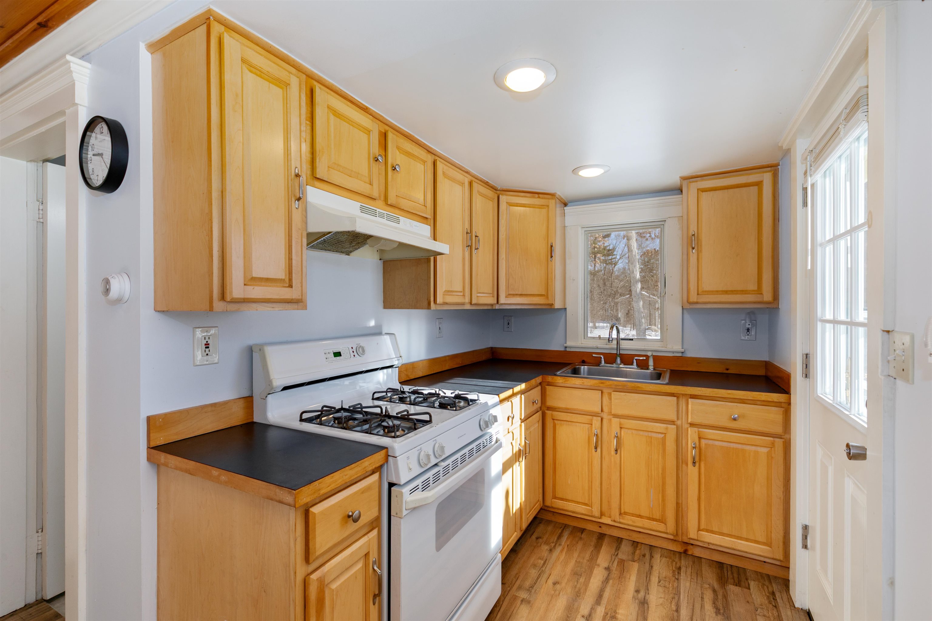 19 Maple Ave, Newton, NH 03858-3107