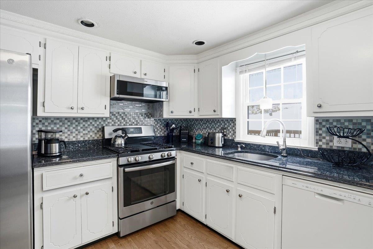 18 Douglas St, Merrimack, NH 03054