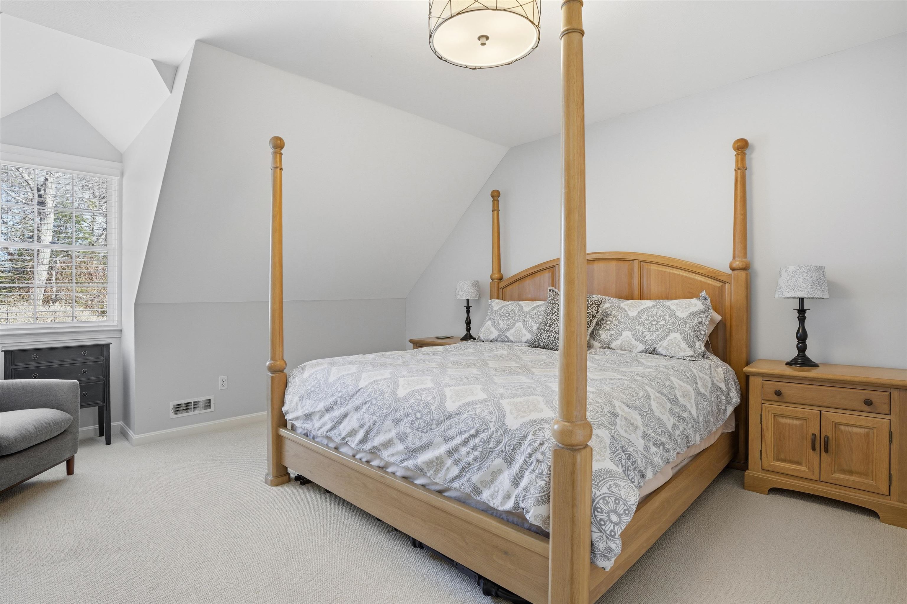 16 Gowing Ln, Amherst, NH 03031