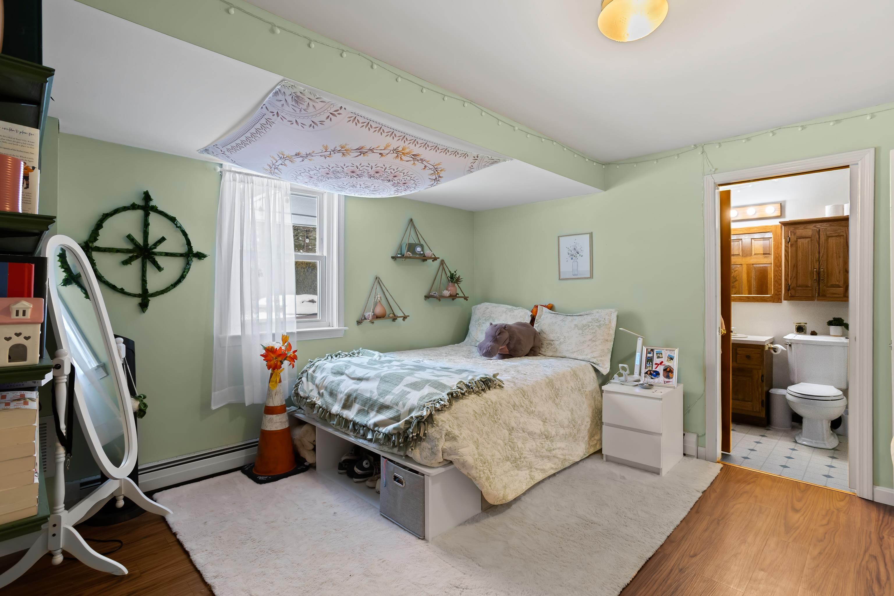 67 Forest St, Londonderry, NH 03053