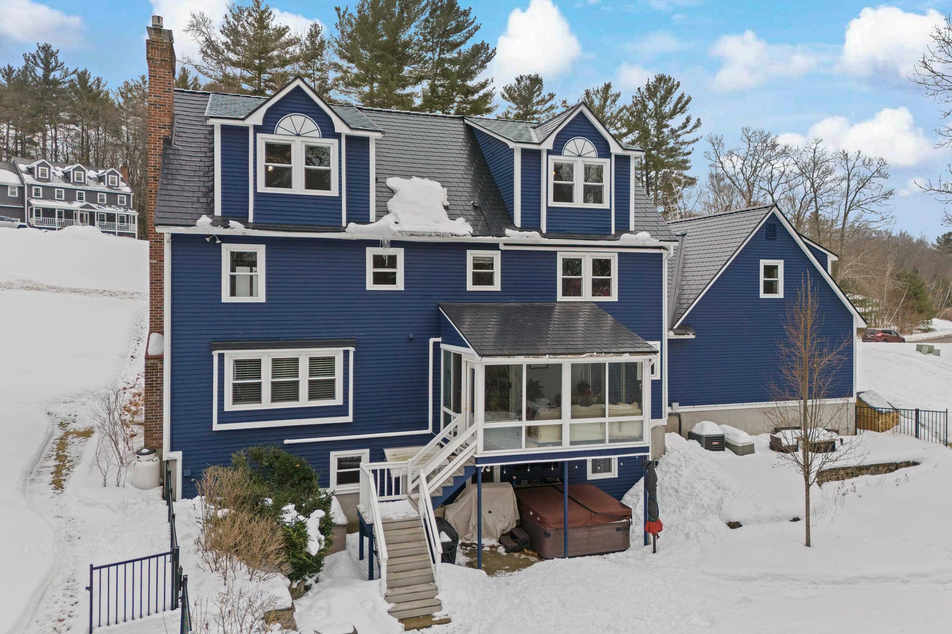 67 Forest St, Londonderry, NH 03053