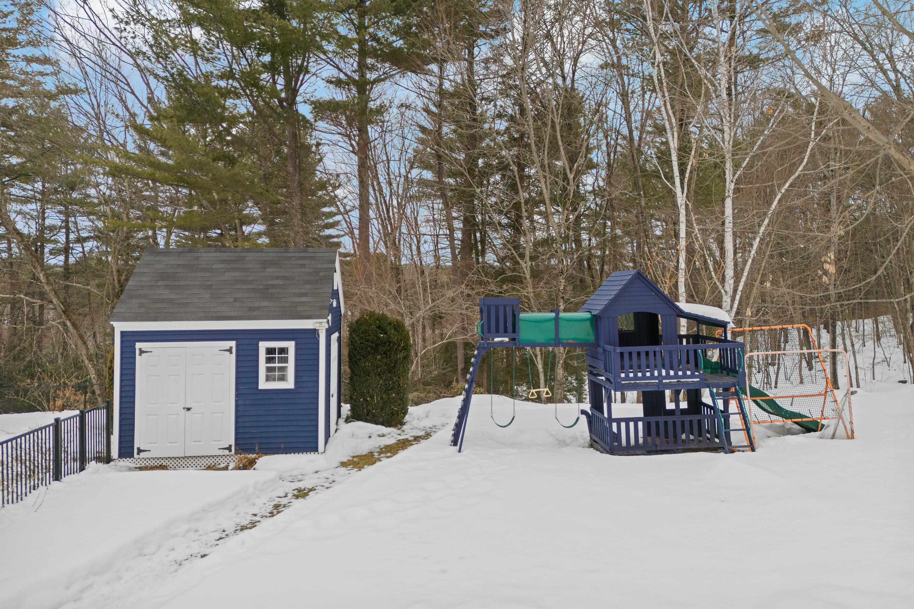 67 Forest St, Londonderry, NH 03053