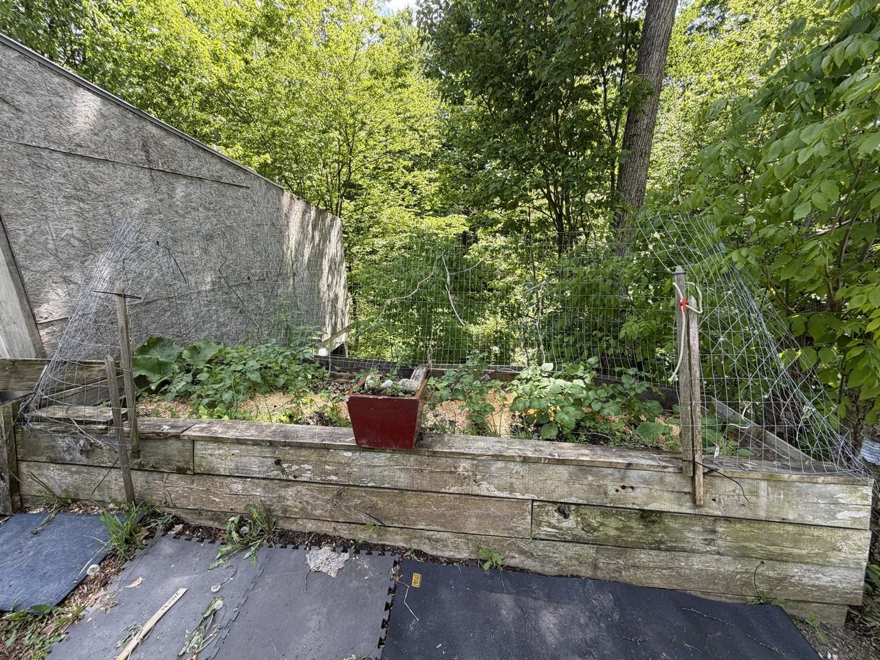 Raised garden bed