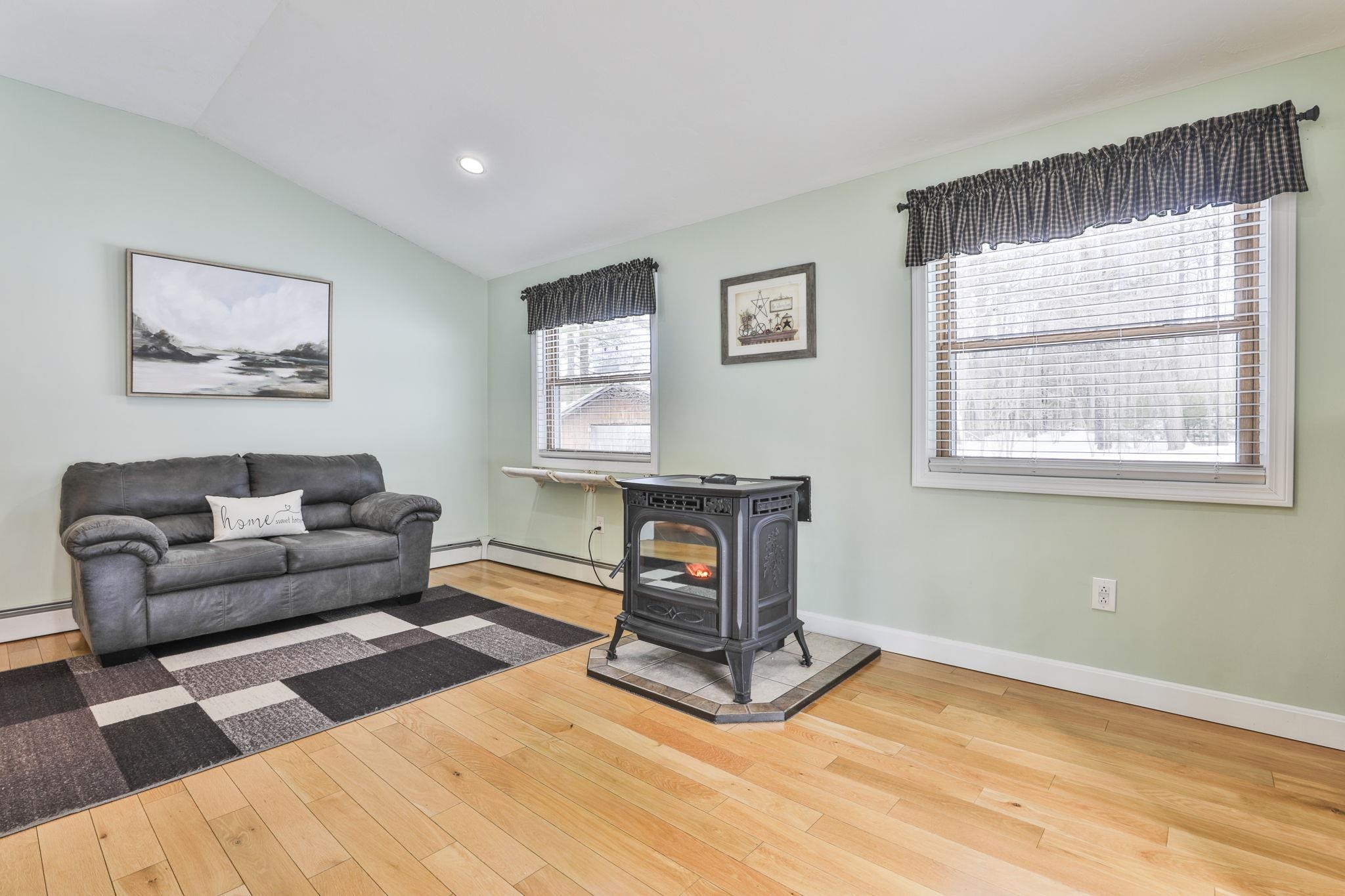 67 B Kienia Rd, Hudson, NH 03051