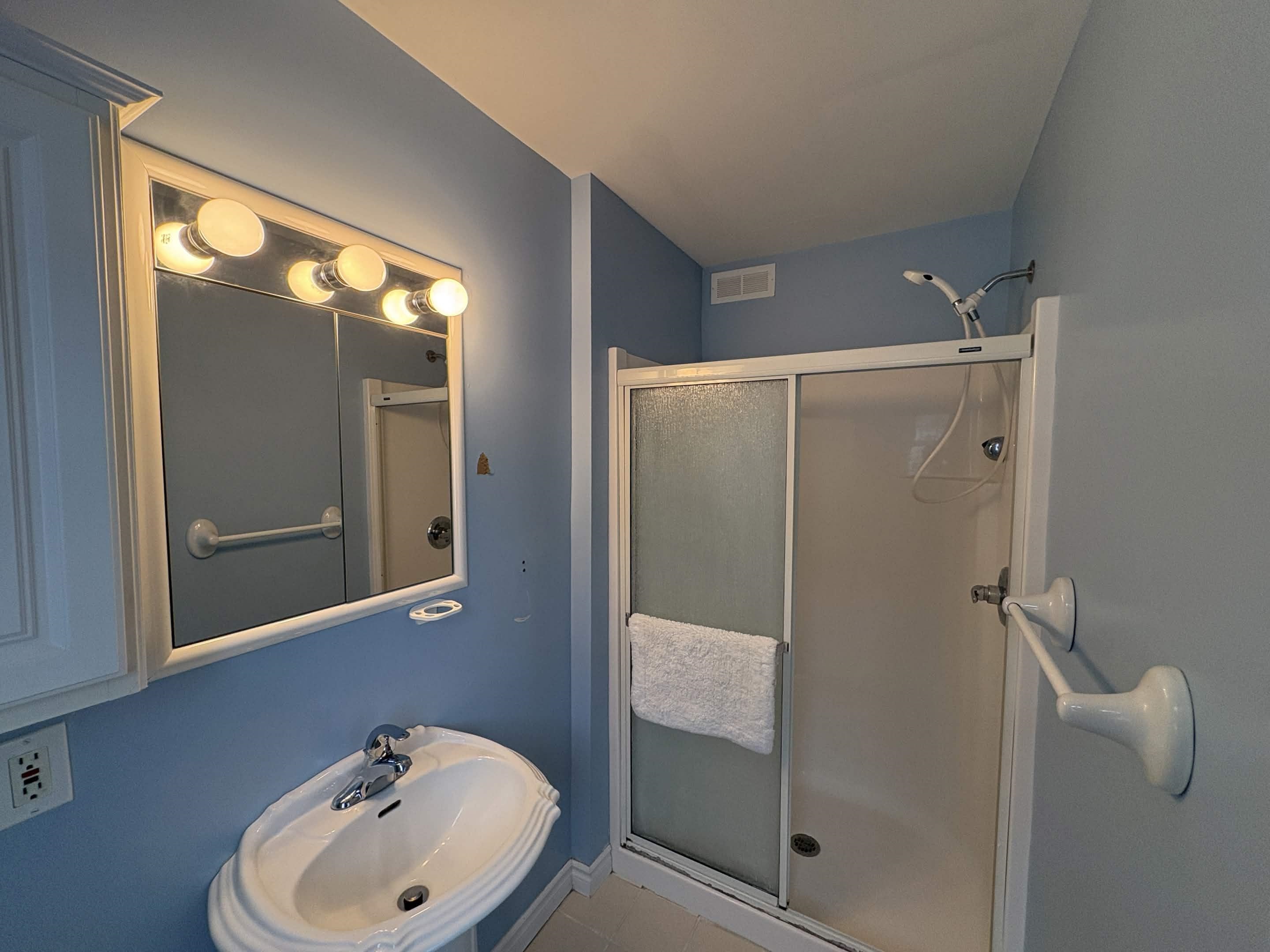 78 Pembroke St, Seabrook, NH 03874