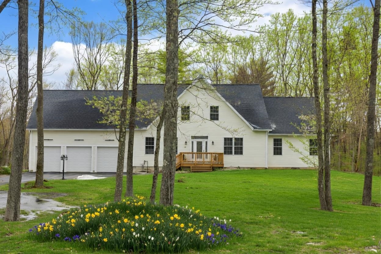 14 Lefevre Dr, Kingston, NH 03848