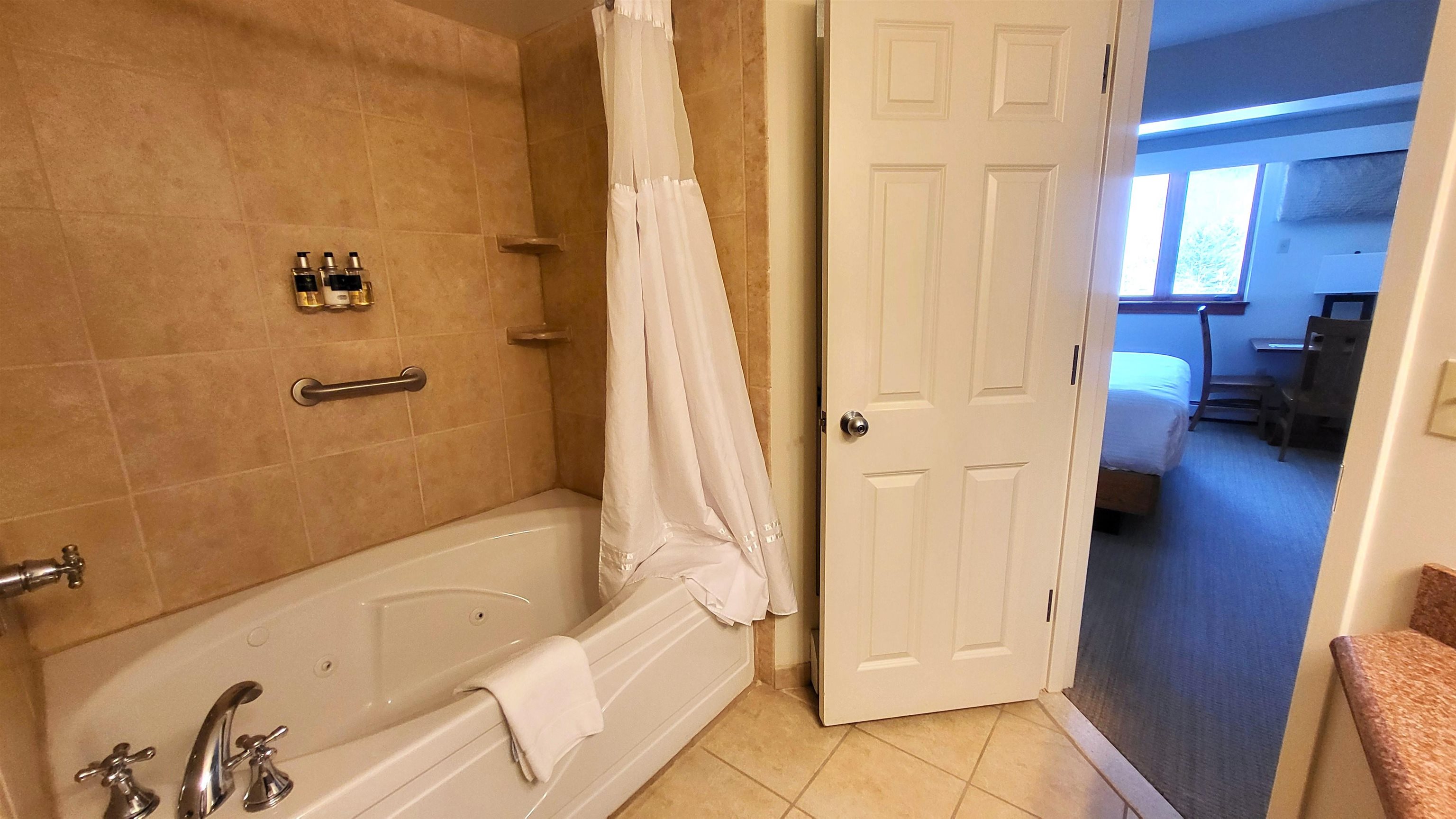 Jetted tub-Primary Bath