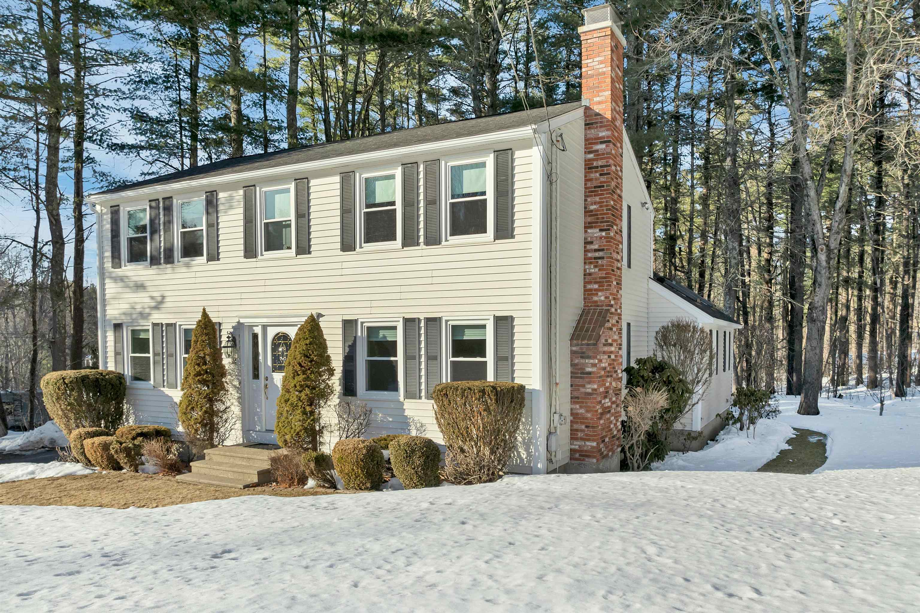 14 Doe Run Ln, Stratham, NH 03885