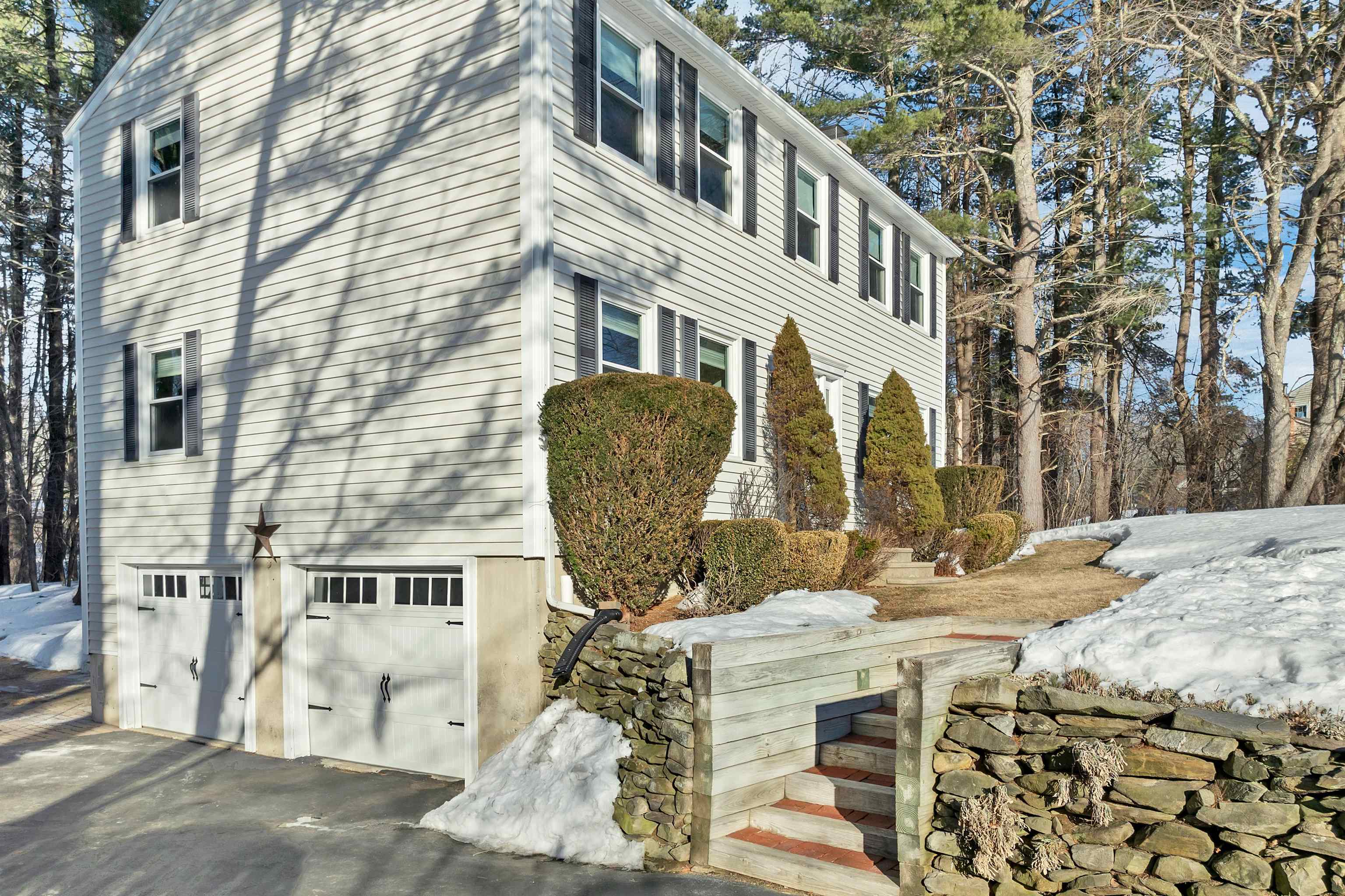 14 Doe Run Ln, Stratham, NH 03885