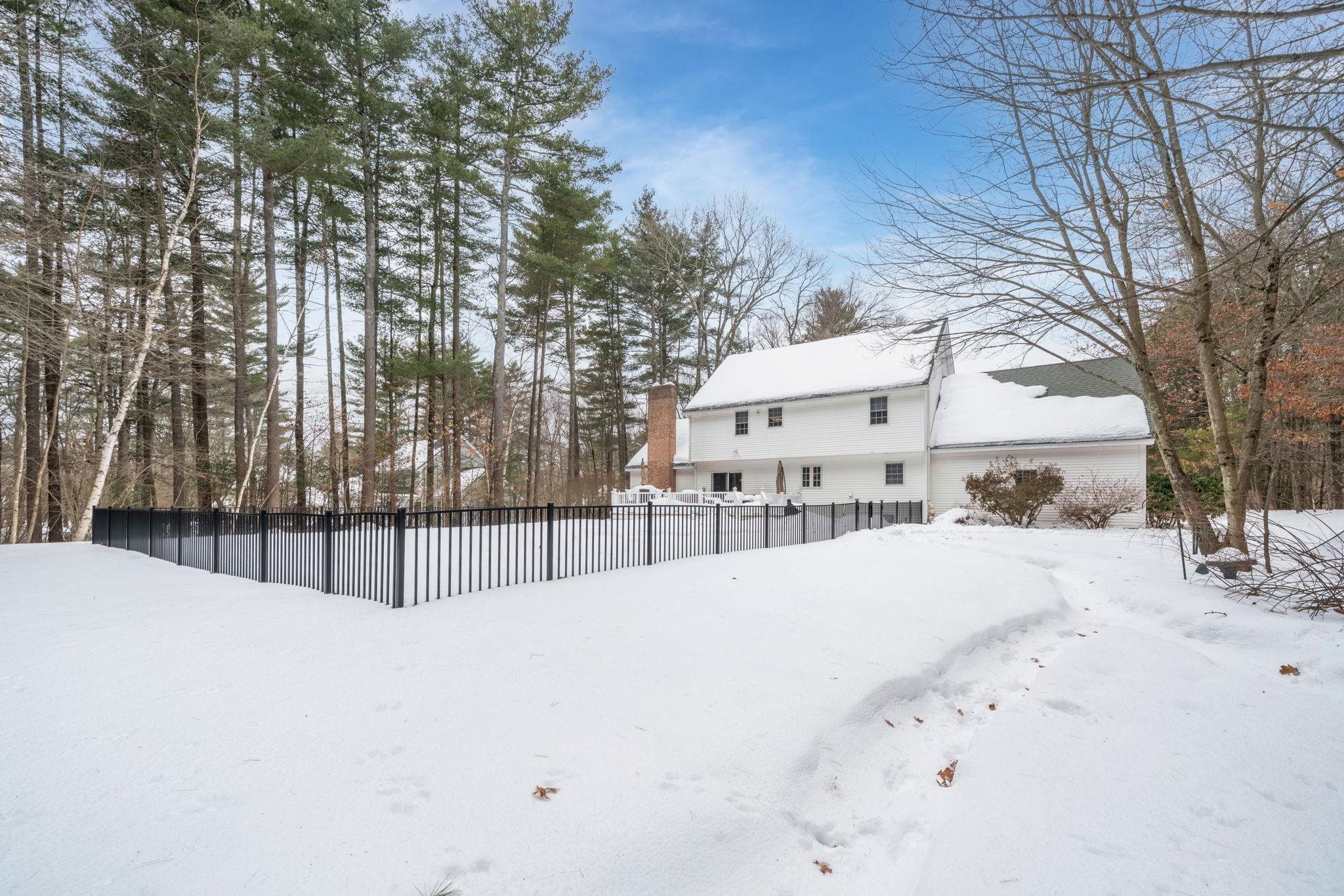 38 Buckingham Dr, Londonderry, NH 03053