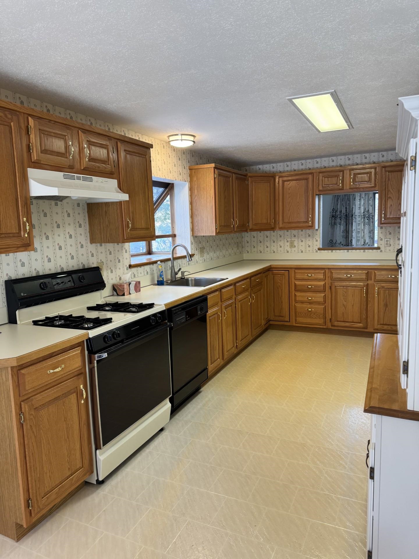 40 Overlook Dr, Atkinson, NH 03811