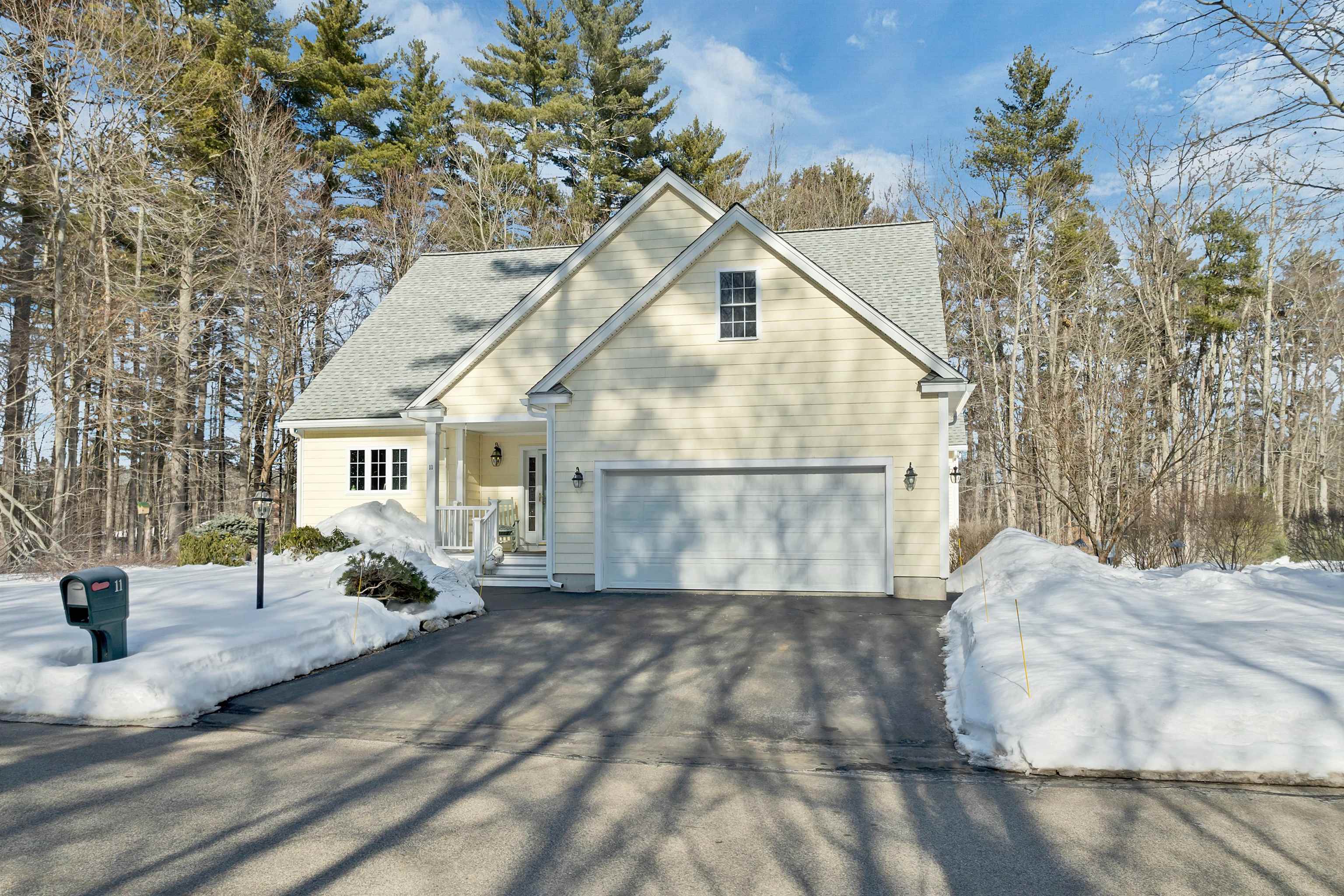 11 Vineyard Dr, Stratham, NH 03885
