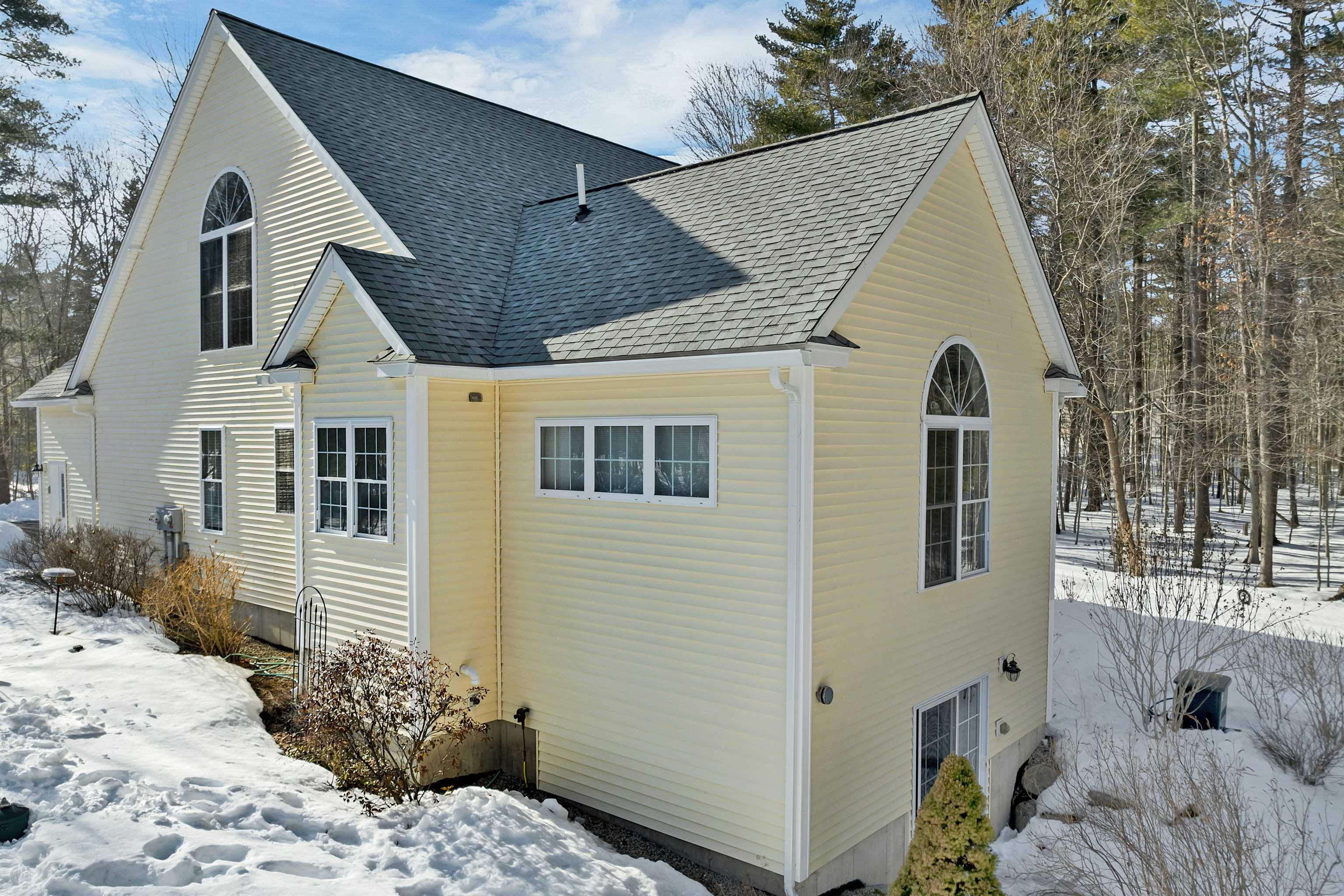 11 Vineyard Dr, Stratham, NH 03885