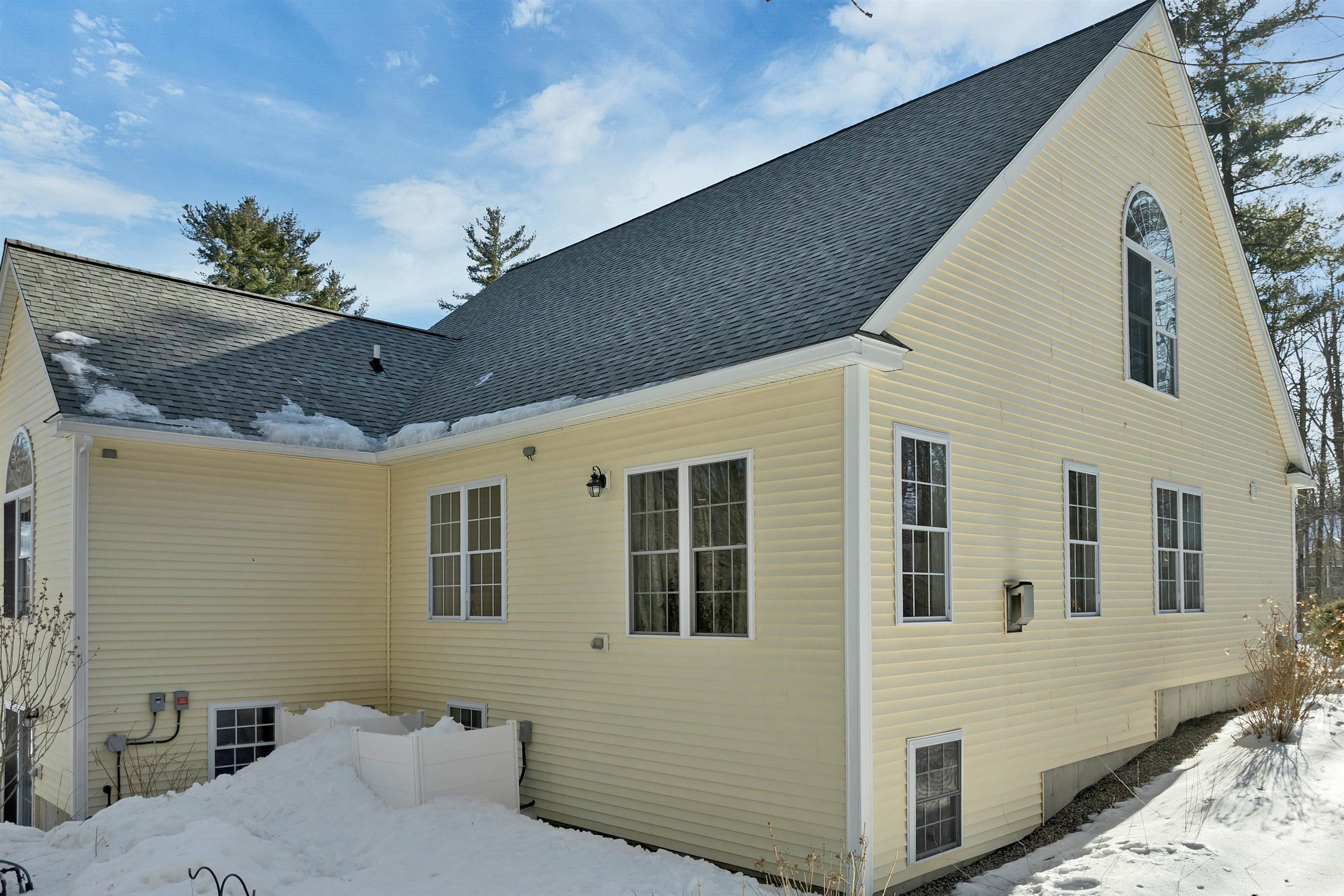11 Vineyard Dr, Stratham, NH 03885