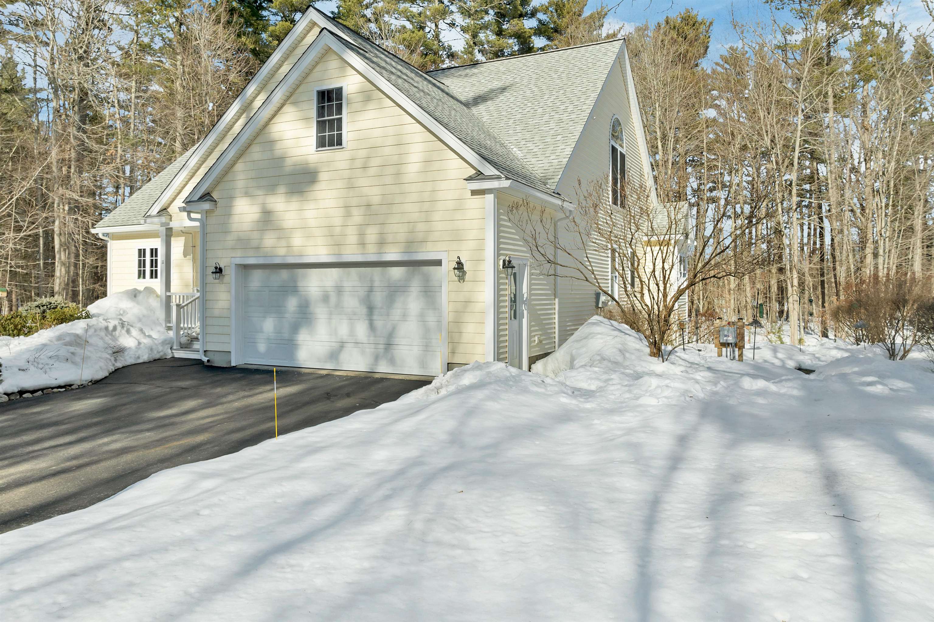 11 Vineyard Dr, Stratham, NH 03885