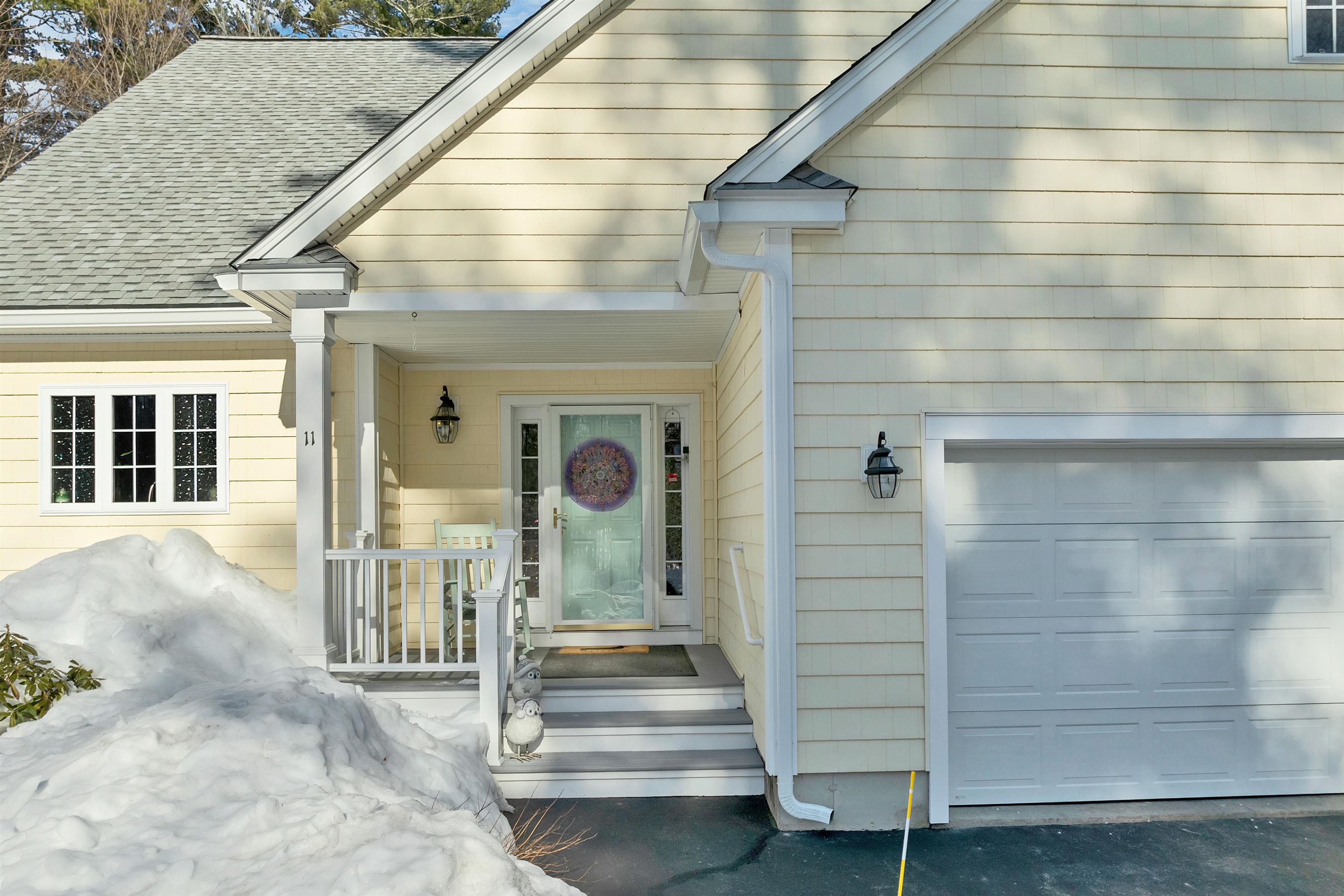 11 Vineyard Dr, Stratham, NH 03885