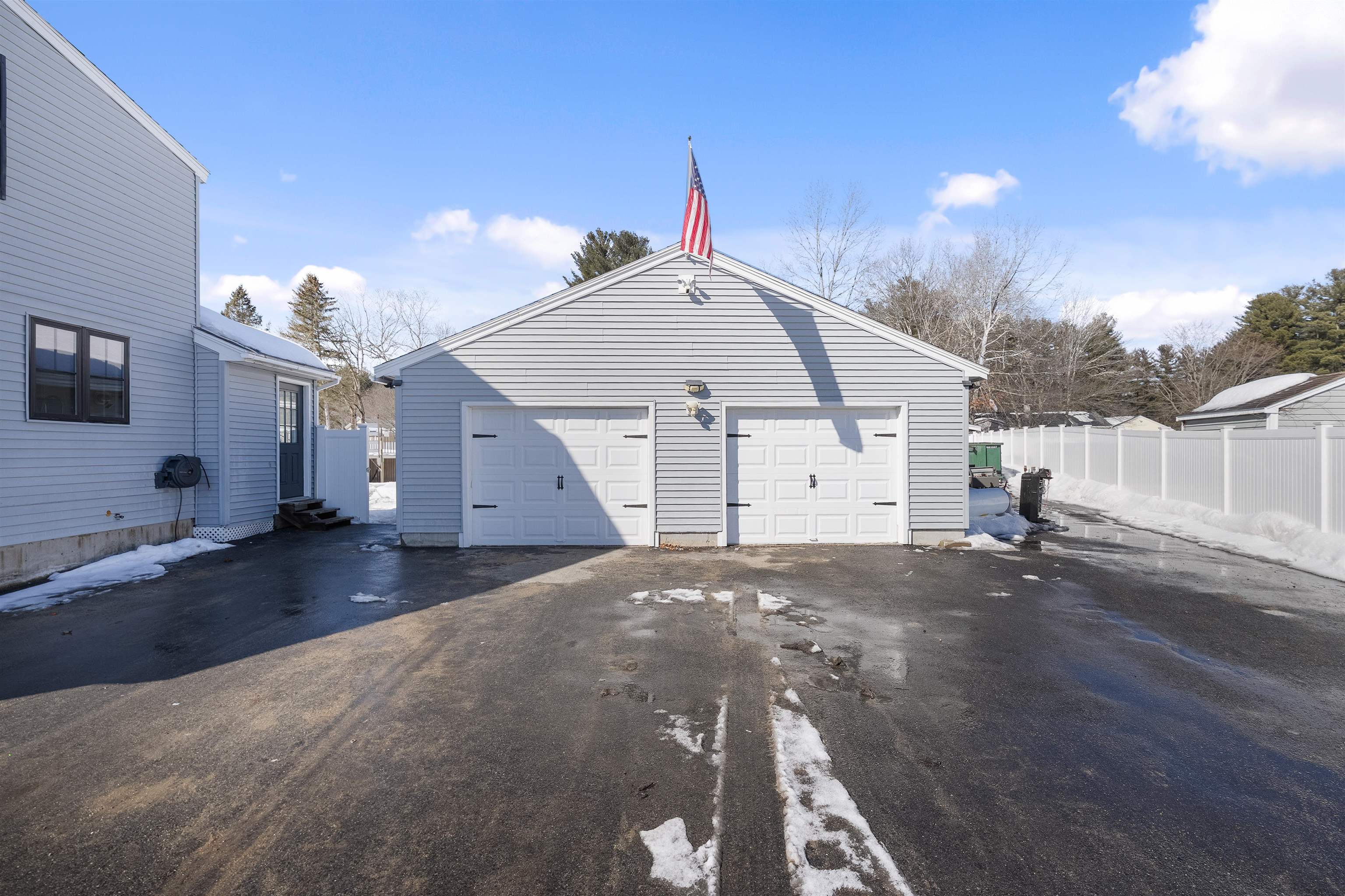 26 Eayers Pond Rd, Hudson, NH 03051