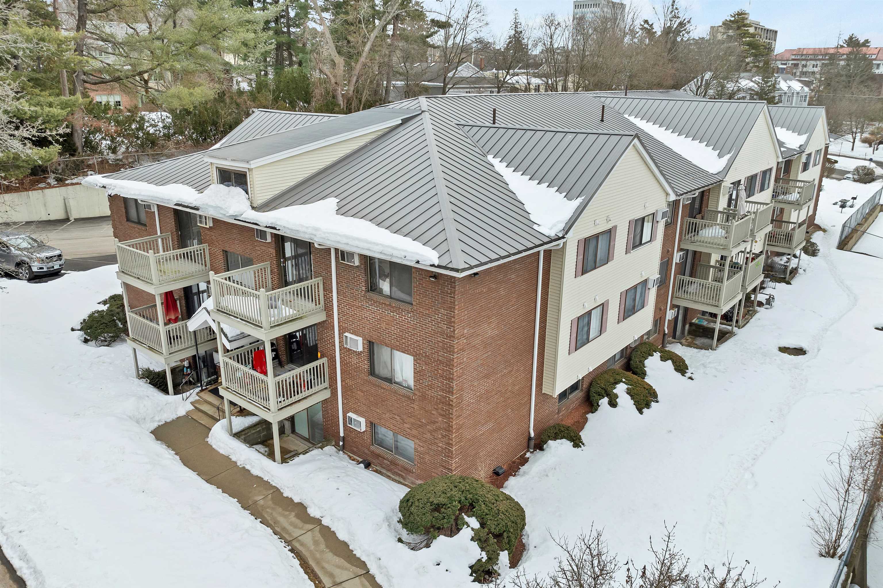 31 Andrew St, Manchester, NH 03104