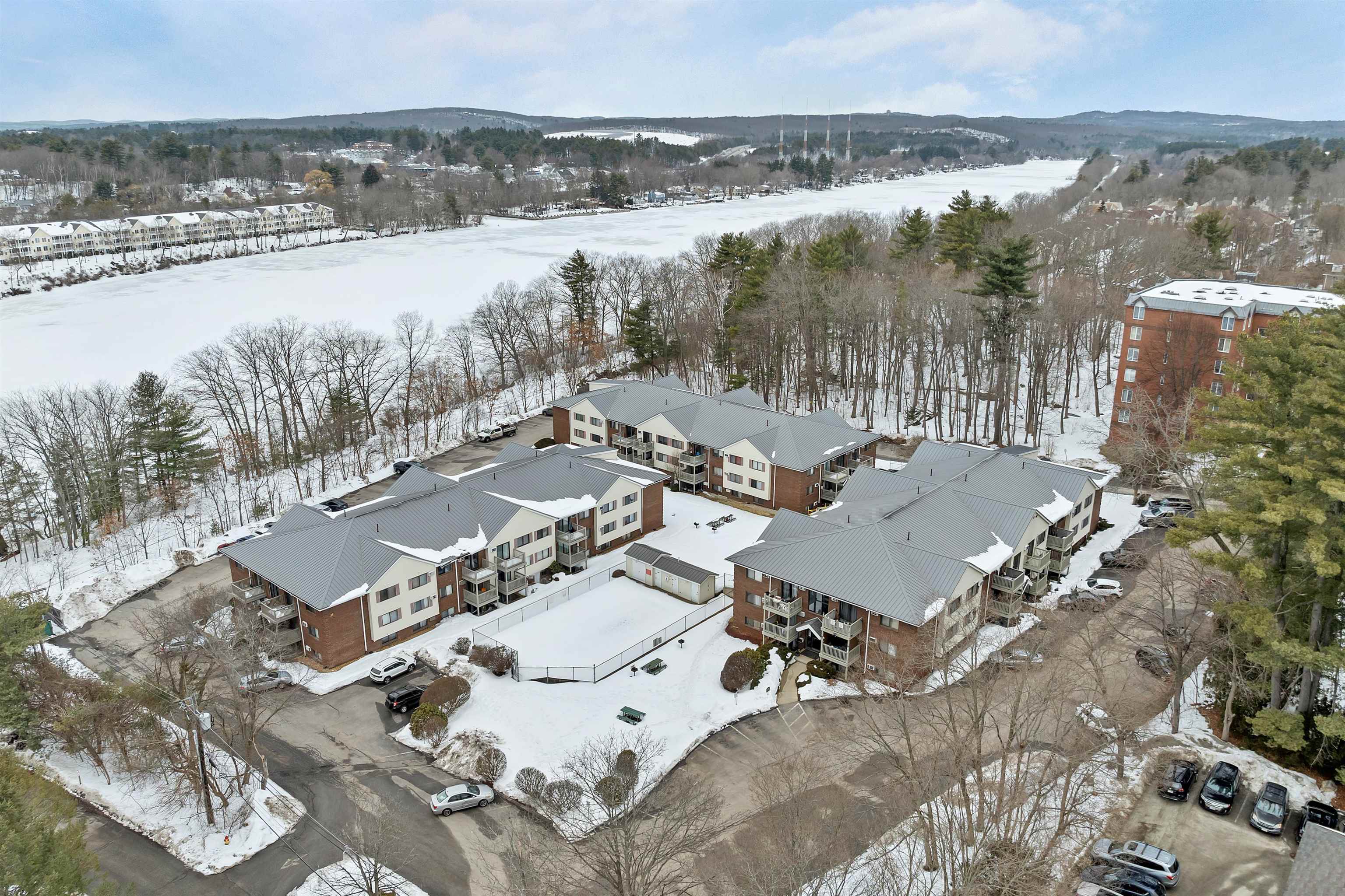 31 Andrew St, Manchester, NH 03104