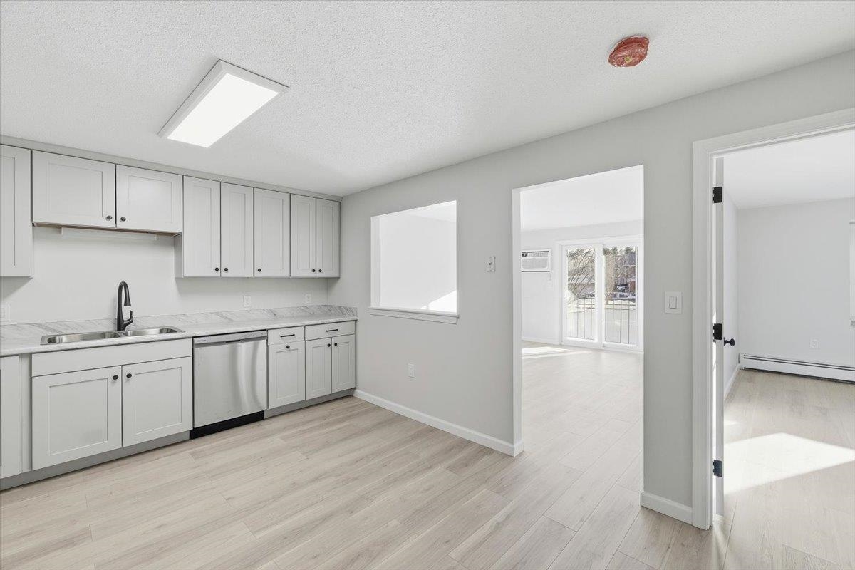 4 Knightsbridge Dr, Nashua, NH 03063