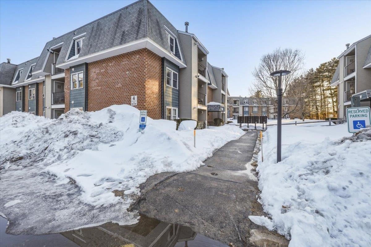 4 Knightsbridge Dr, Nashua, NH 03063