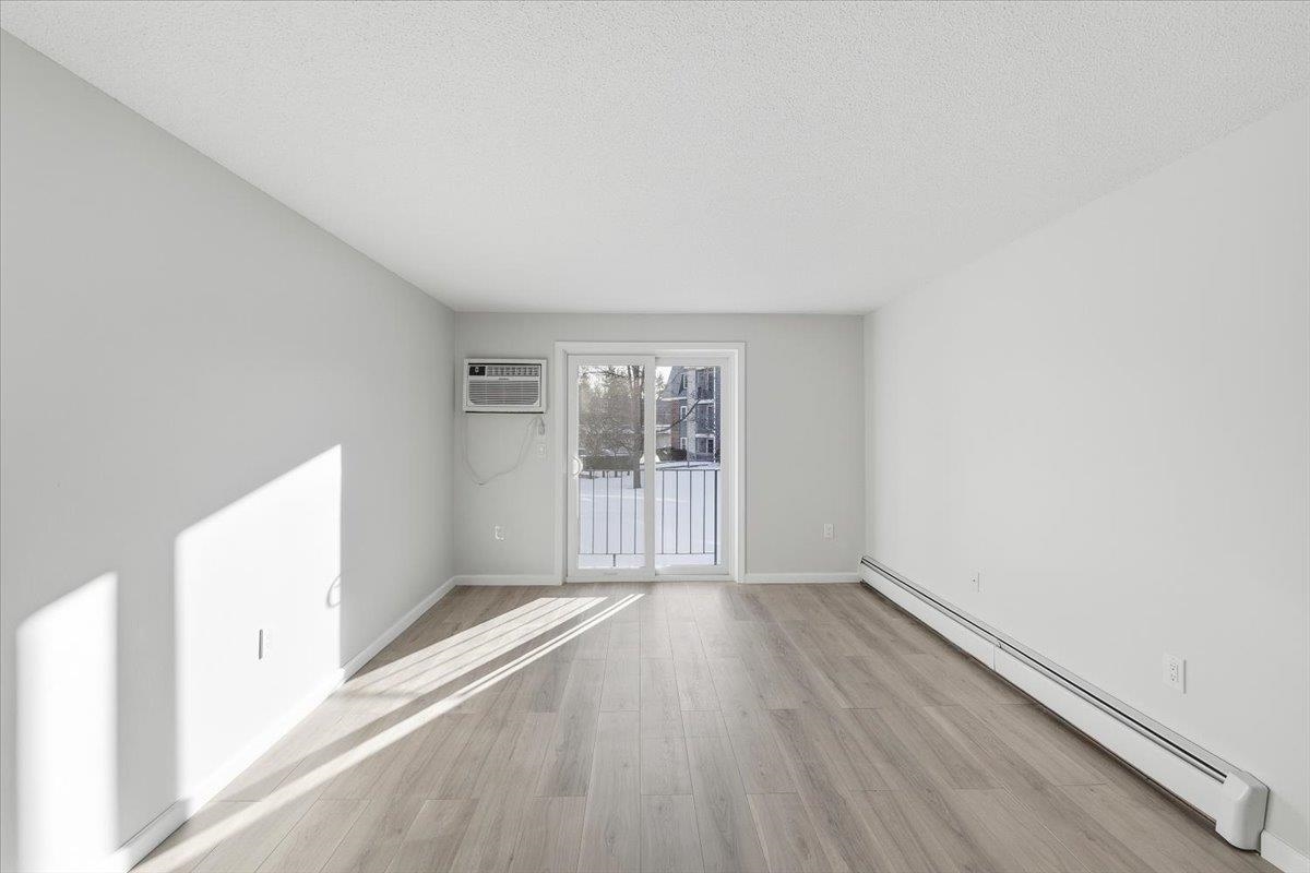 4 Knightsbridge Dr, Nashua, NH 03063