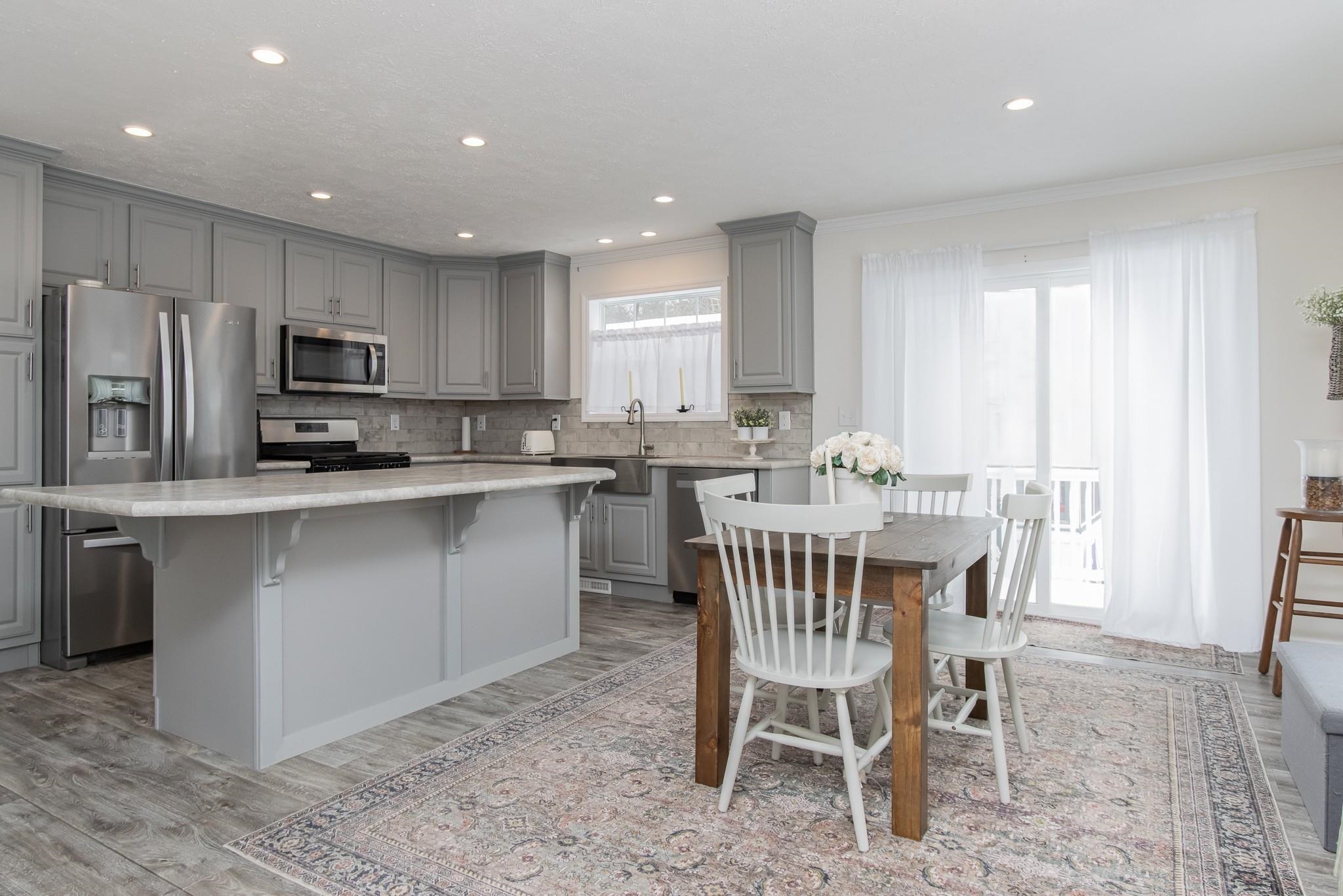 104 Robin Hood Dr, Exeter, NH 03833