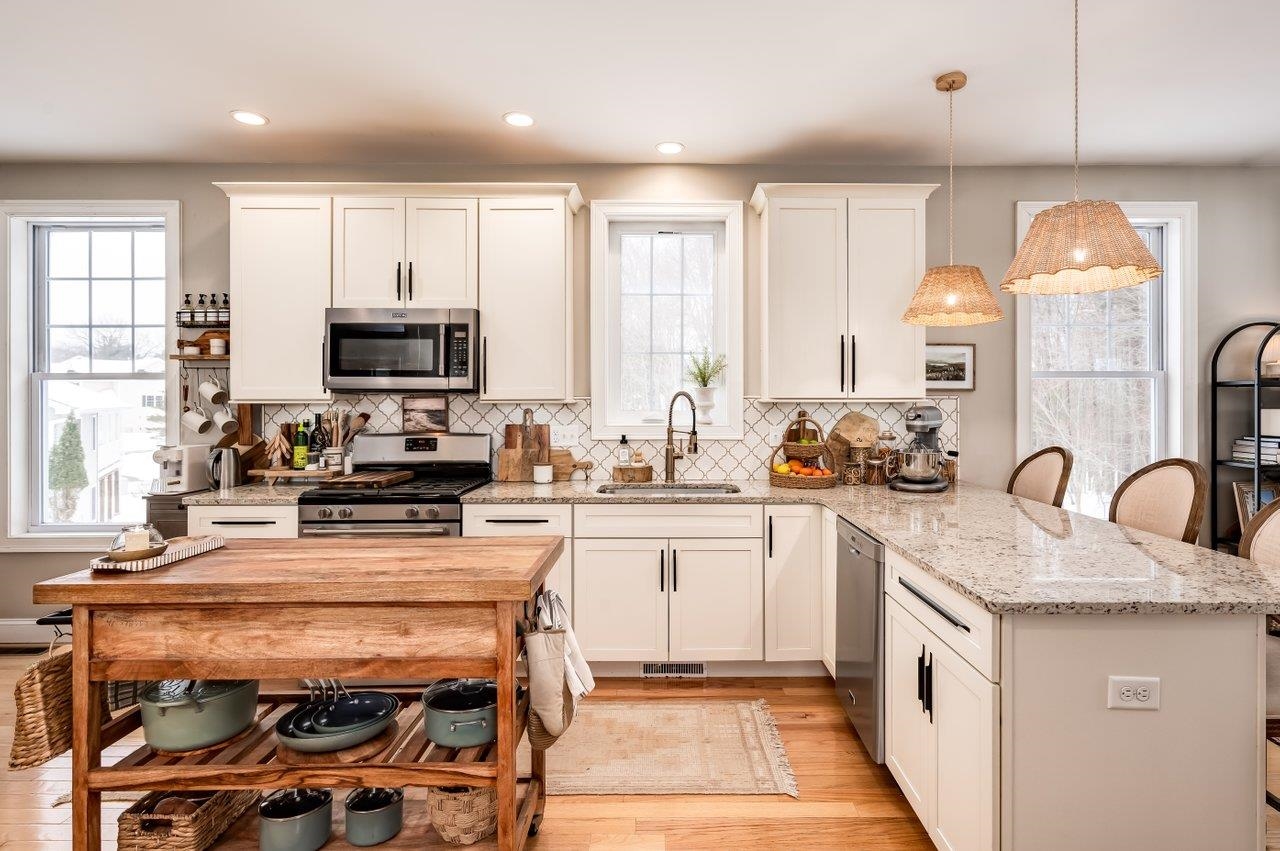 8 Cider Mill Ln, Stratham, NH 03885