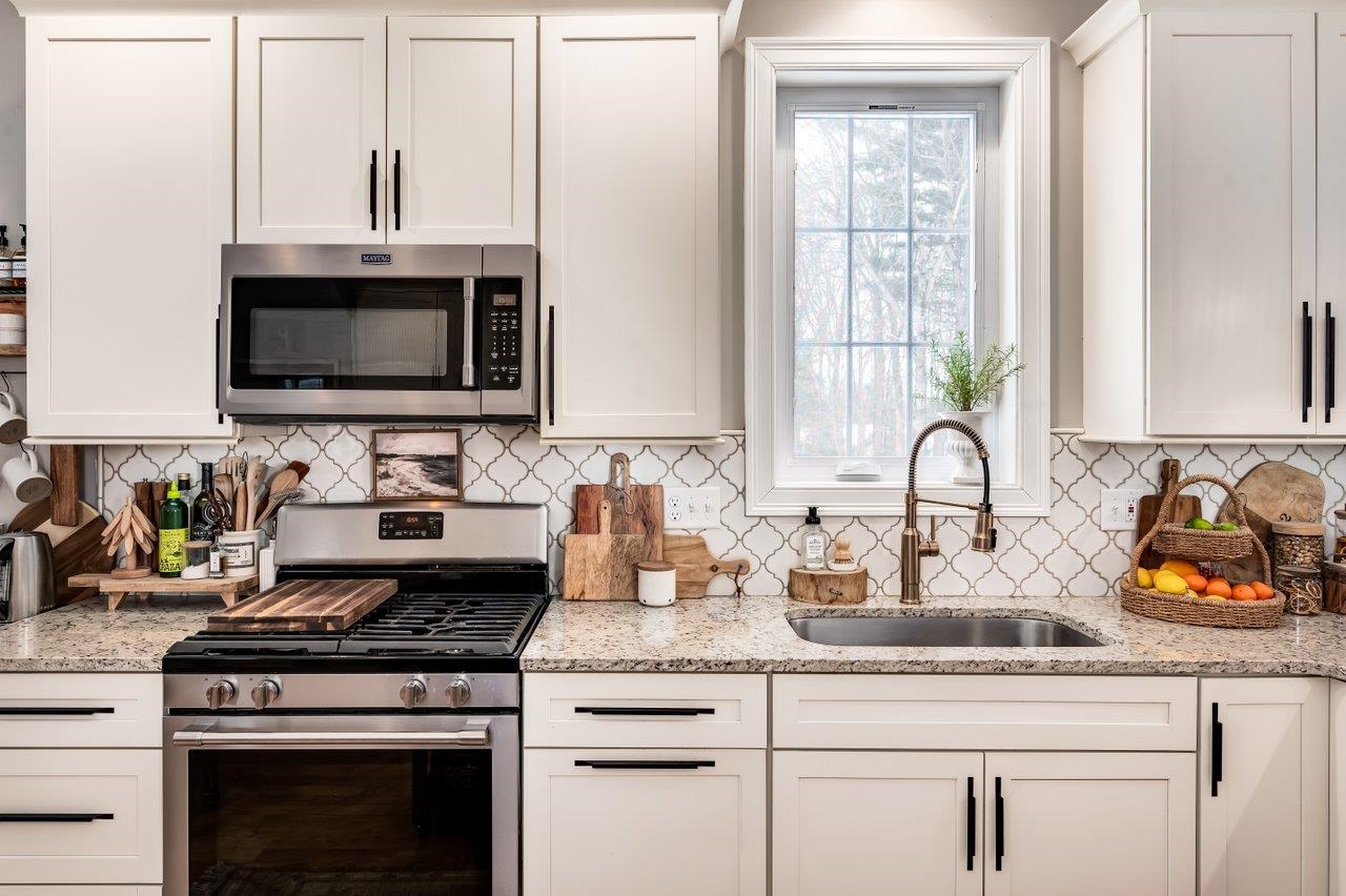 8 Cider Mill Ln, Stratham, NH 03885