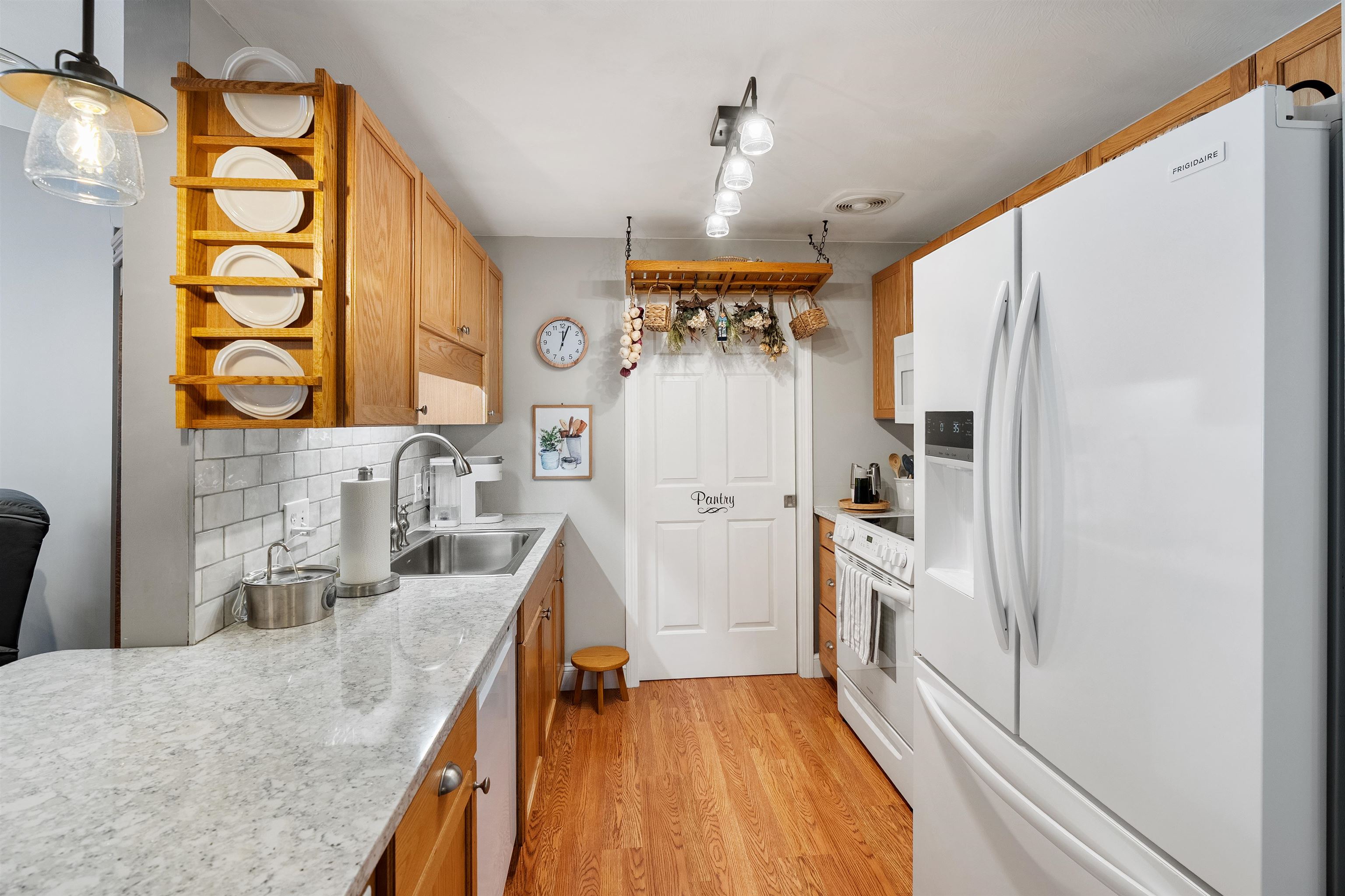 14 Vista Ridge Dr, Londonderry, NH 03053