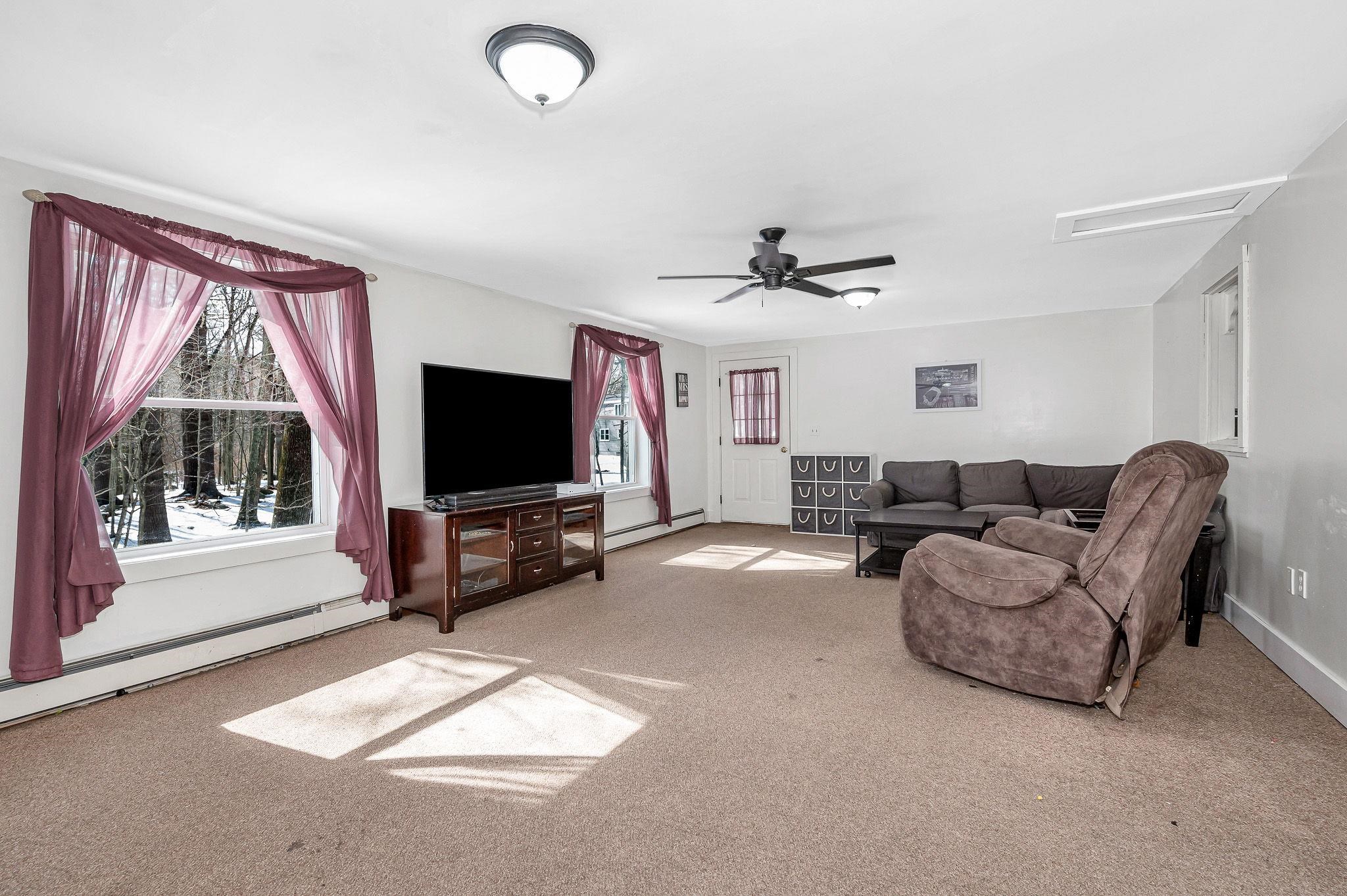 54 Hampstead Rd, Sandown, NH 03873