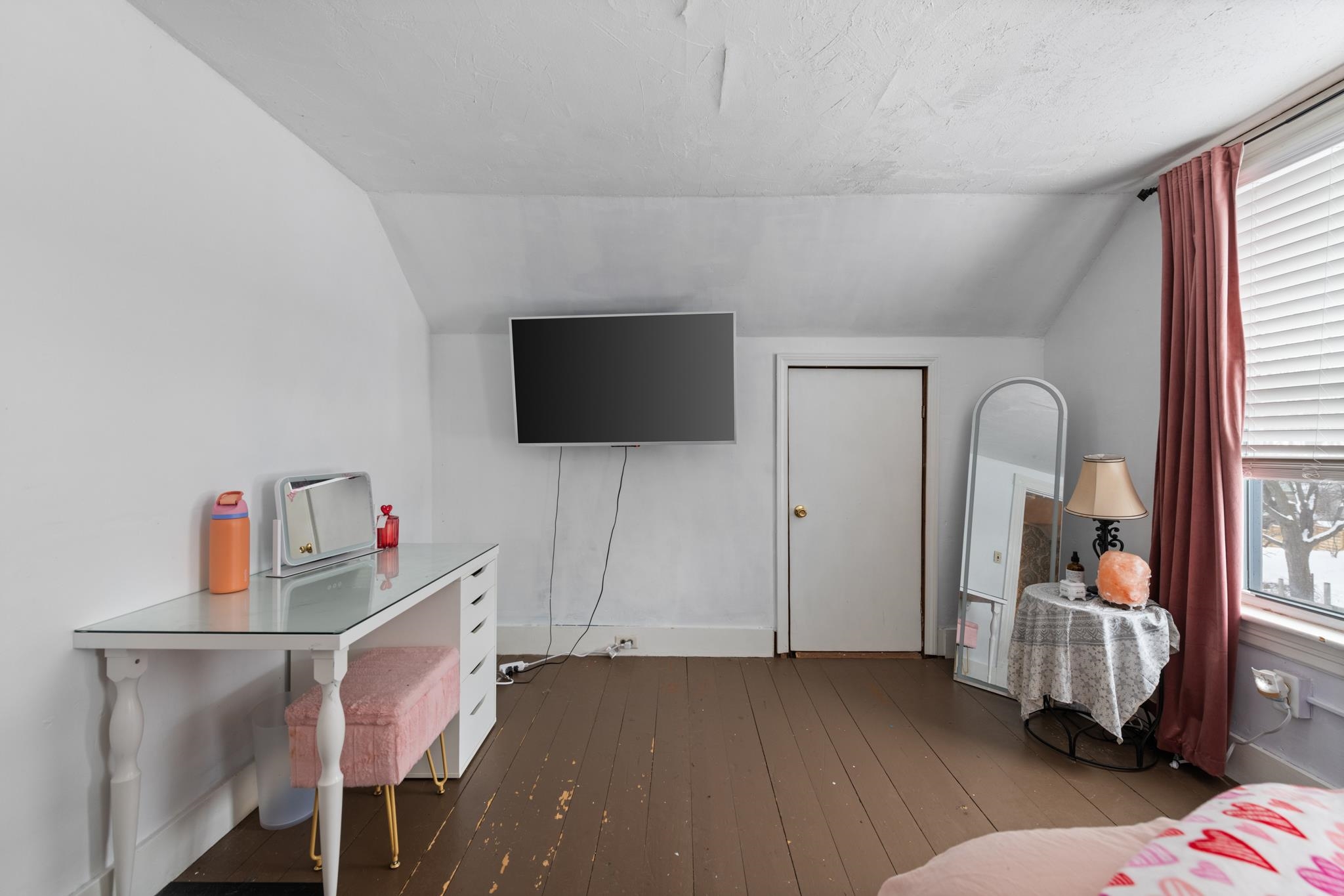 22 Belknap St, Laconia, NH 03246