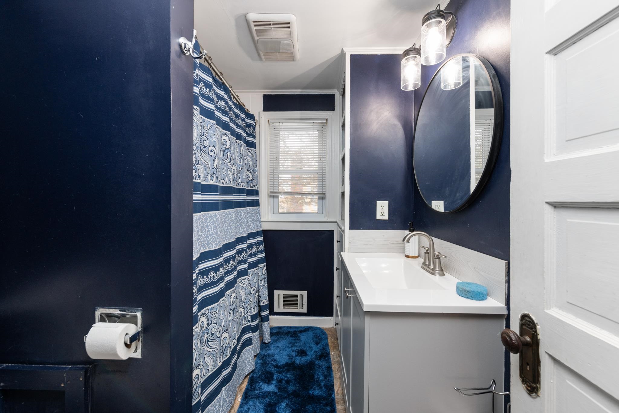 22 Belknap St, Laconia, NH 03246