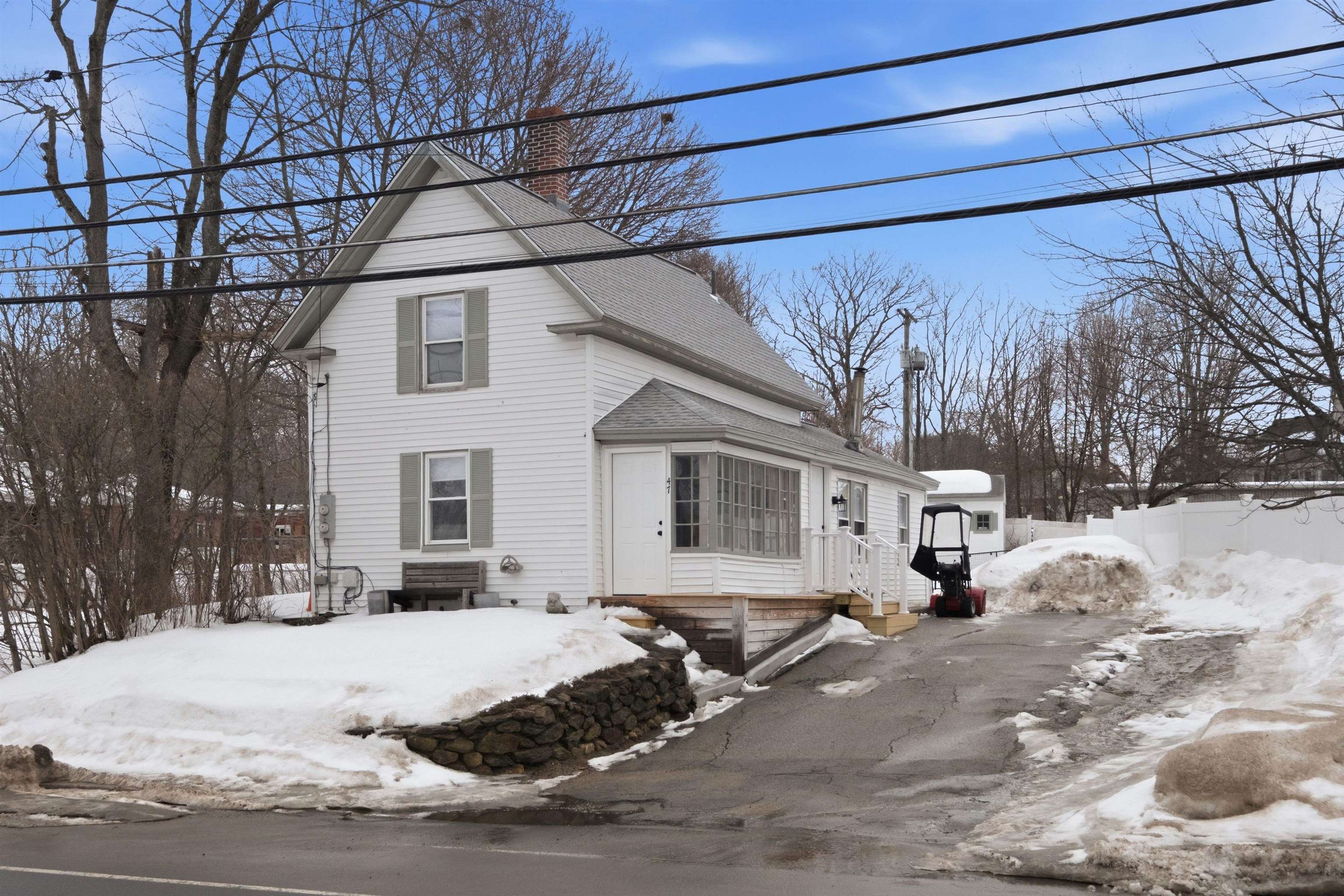 47 Carroll St, Pittsfield, NH 03263