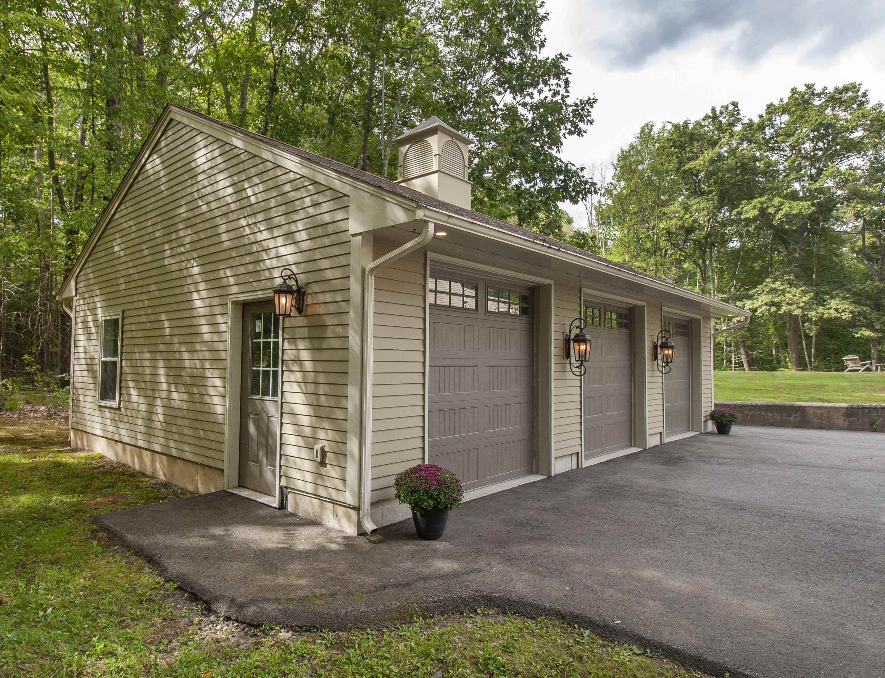 96 Pond View Dr, Auburn, NH 03032