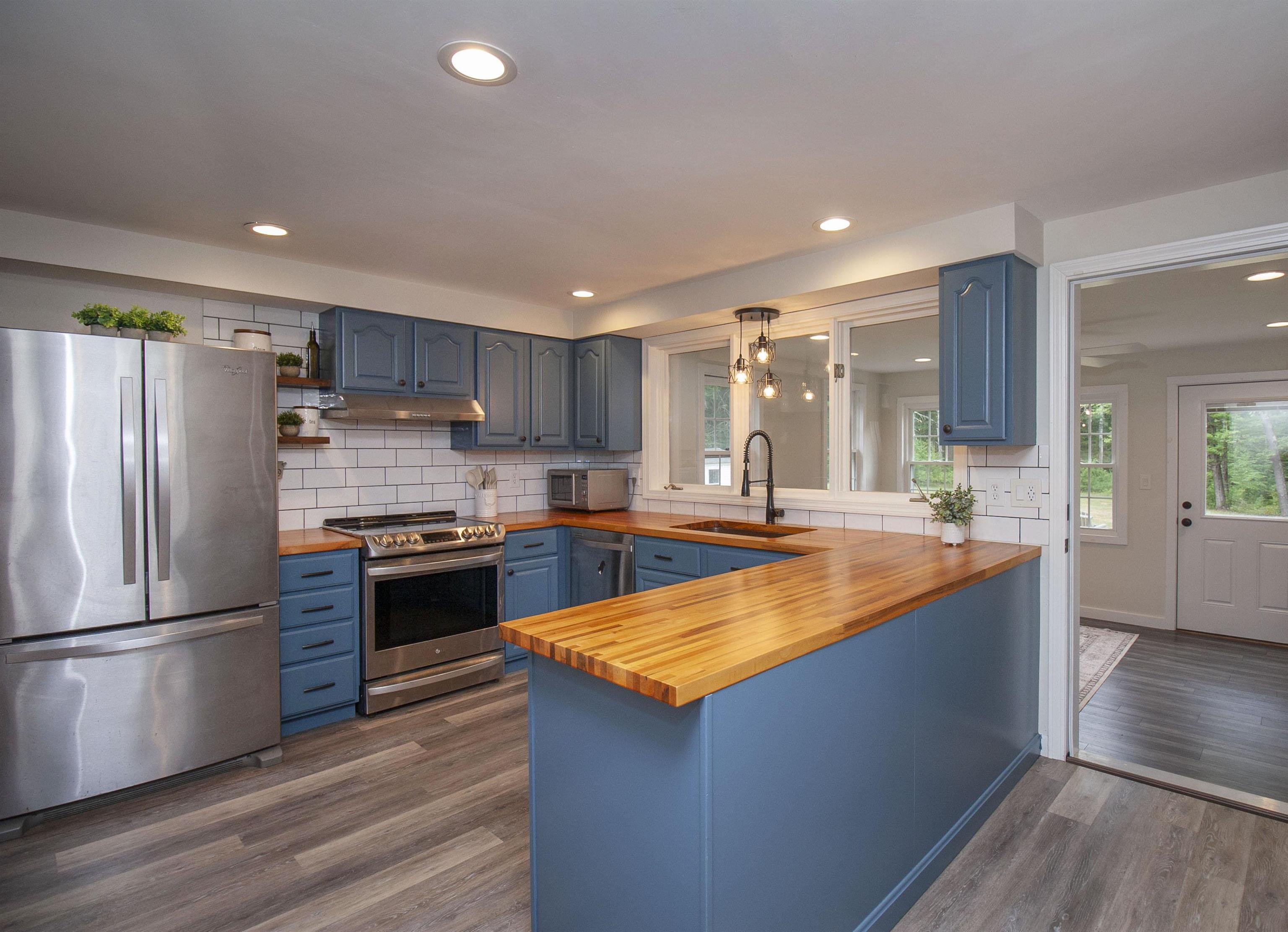 96 Pond View Dr, Auburn, NH 03032