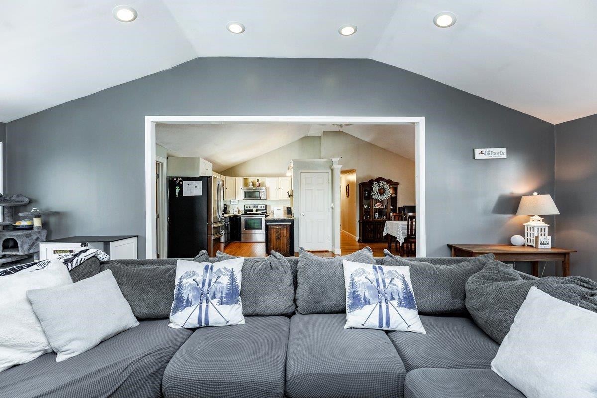 10 Richard Ct, Raymond, NH 03077