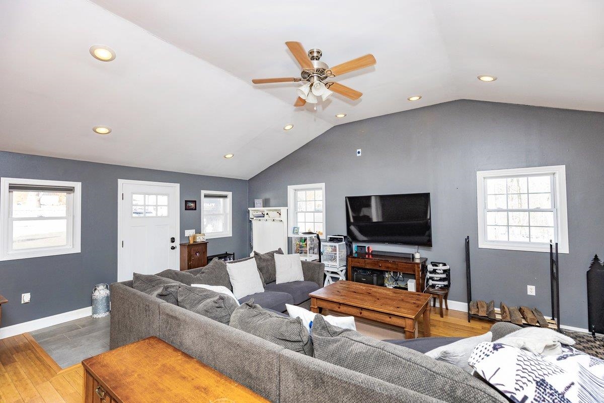 10 Richard Ct, Raymond, NH 03077