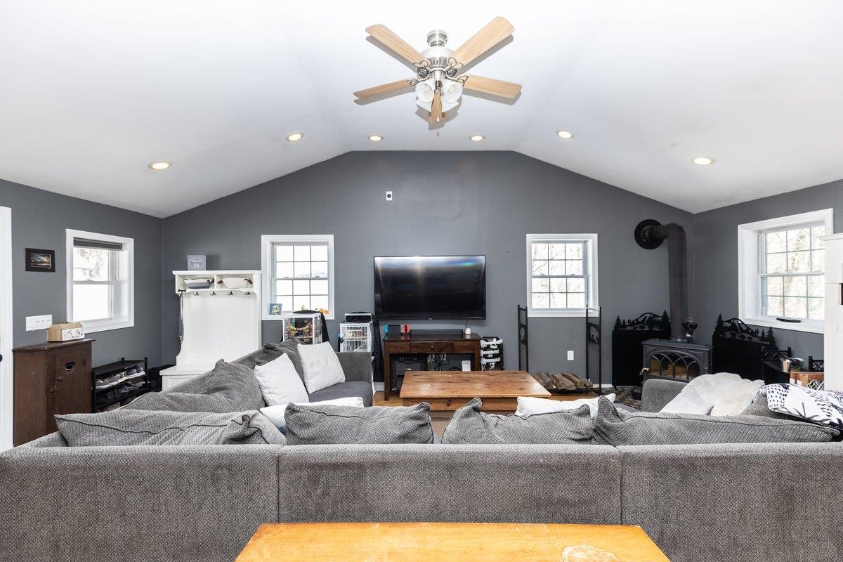 10 Richard Ct, Raymond, NH 03077