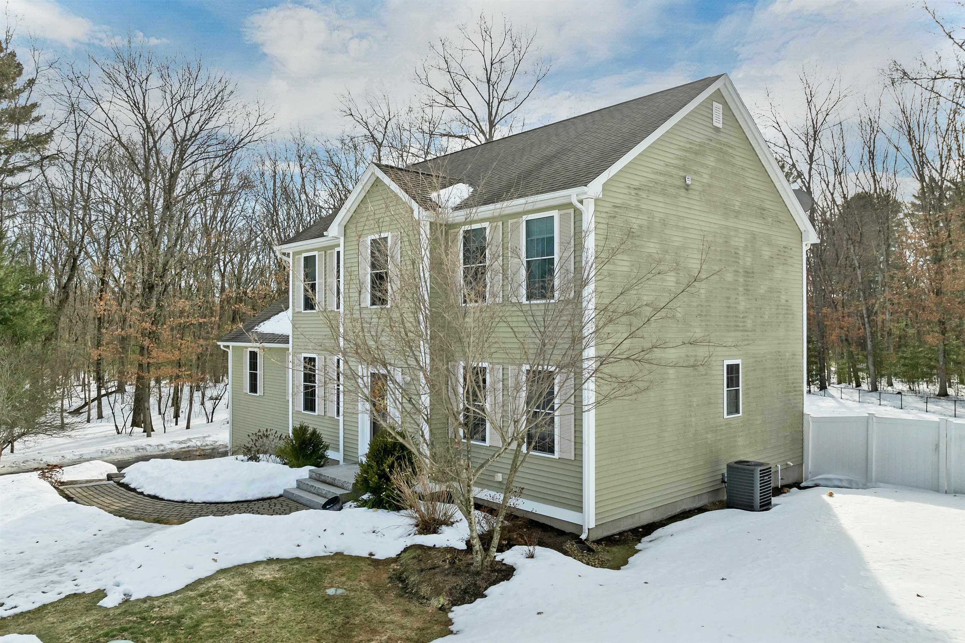 4 Heron Dr, Litchfield, NH 03052