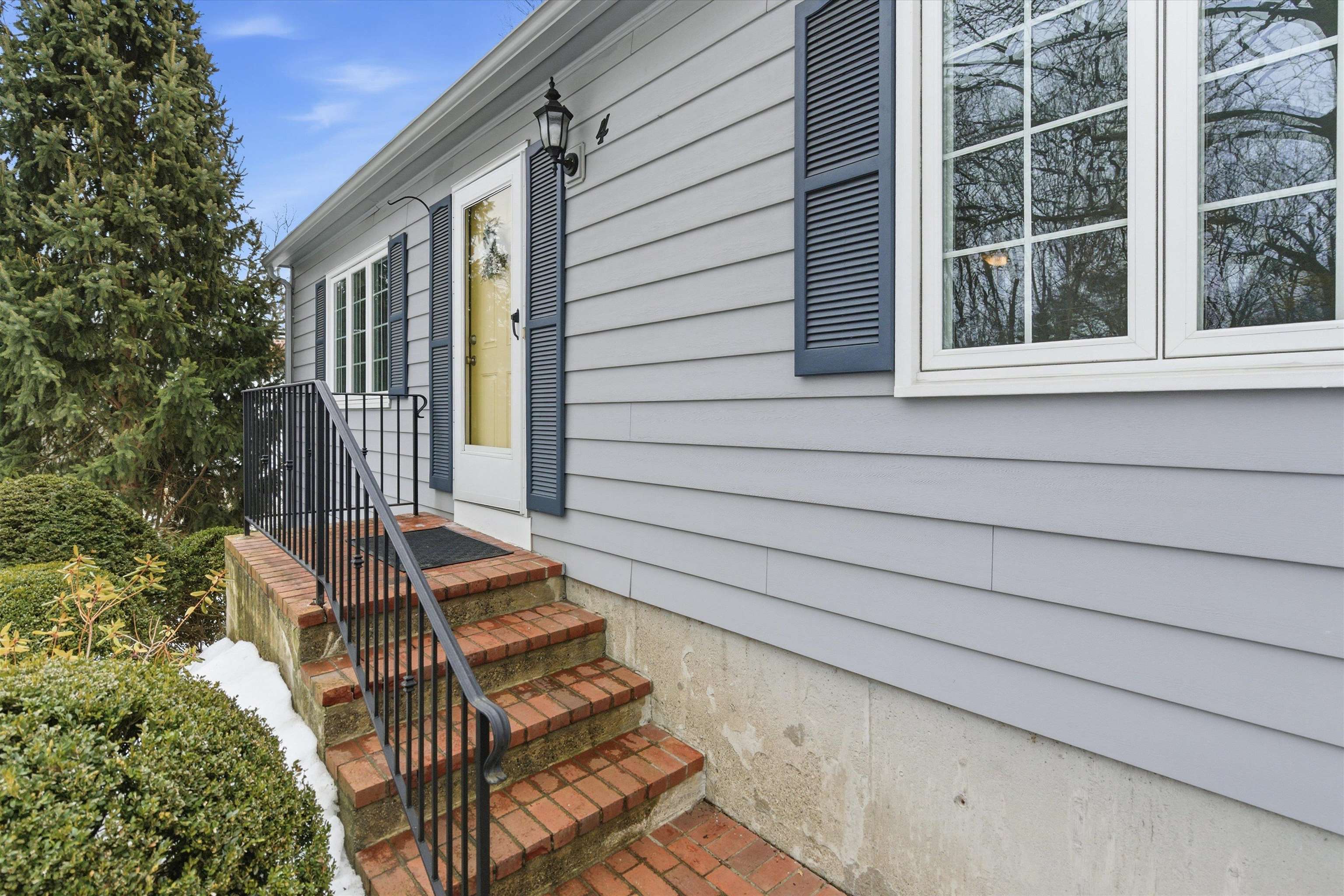 4 Nightingale Rd, Nashua, NH 03062