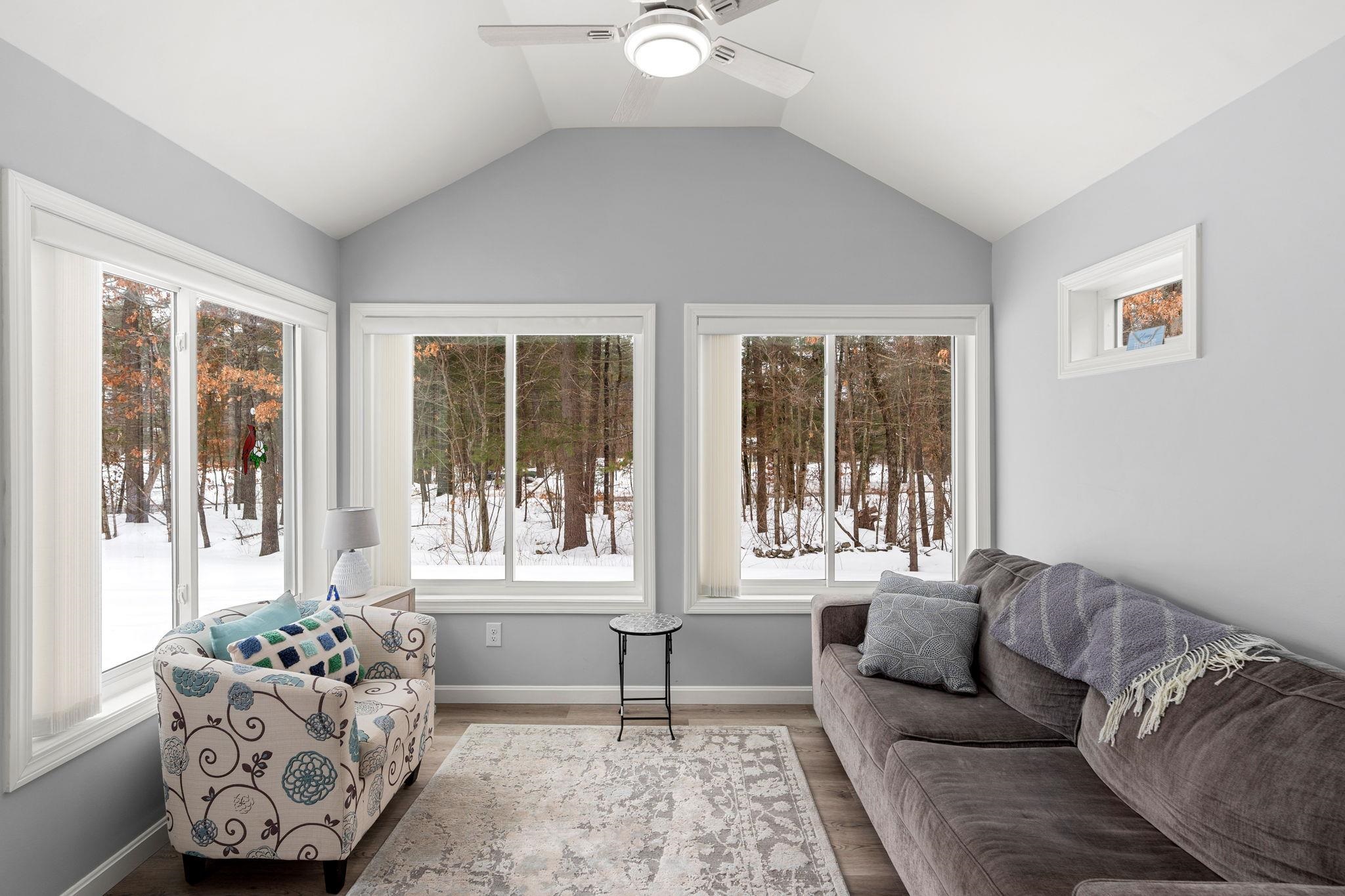 5 Rainbow Dr, Londonderry, NH 03053