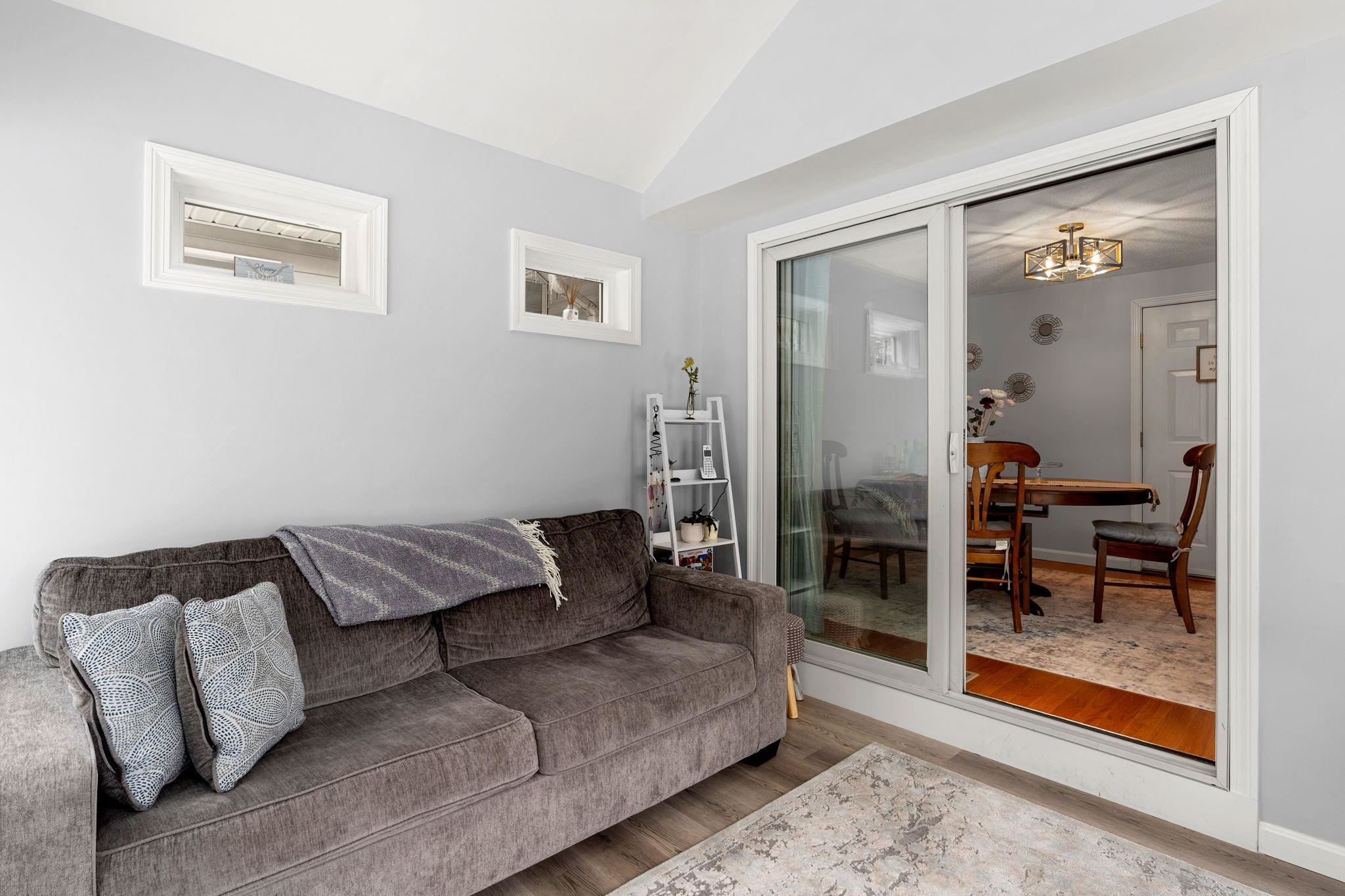 5 Rainbow Dr, Londonderry, NH 03053